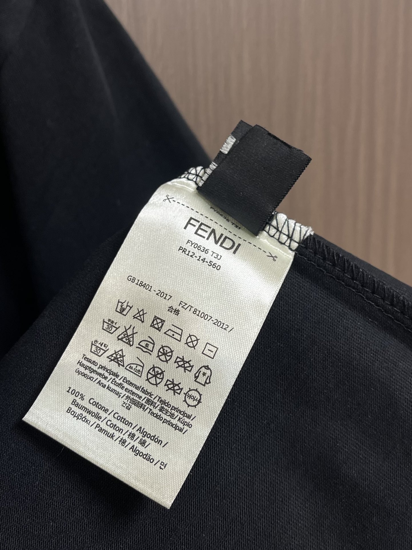 FENDI2024SS早春新品手工珠片短袖T恤微宽松版型让时尚潮流的造型飙升至最高点唤醒休闲活力动感客供