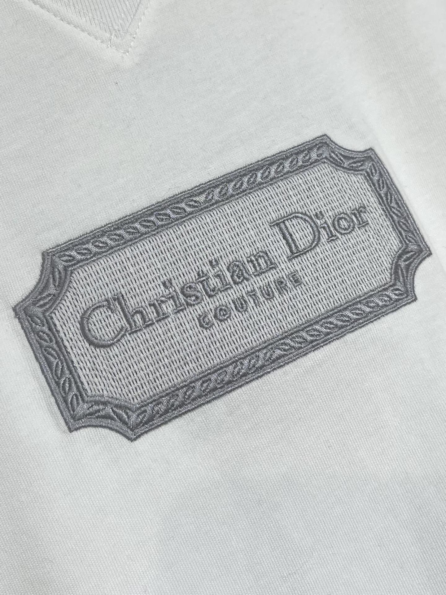 Diorchristiandiorcouture刀片刺绣圆领T恤本款采用原版定织26支双股纱成衣再洗水后