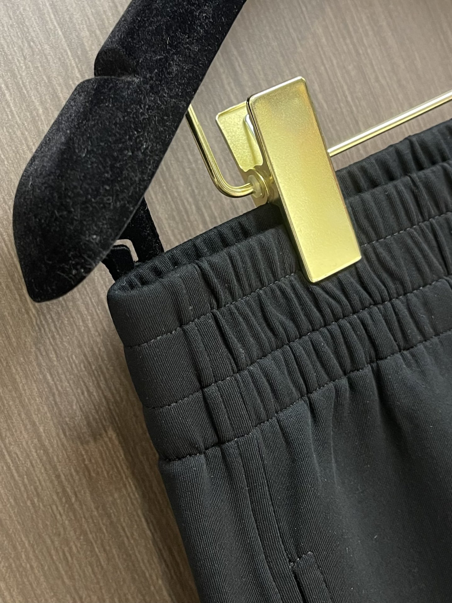 Burberry战马刺绣标识束腿休闲卫裤全新欧棉质地最大的特点就是柔软舒适不起球不变形绝对质量上的王者品