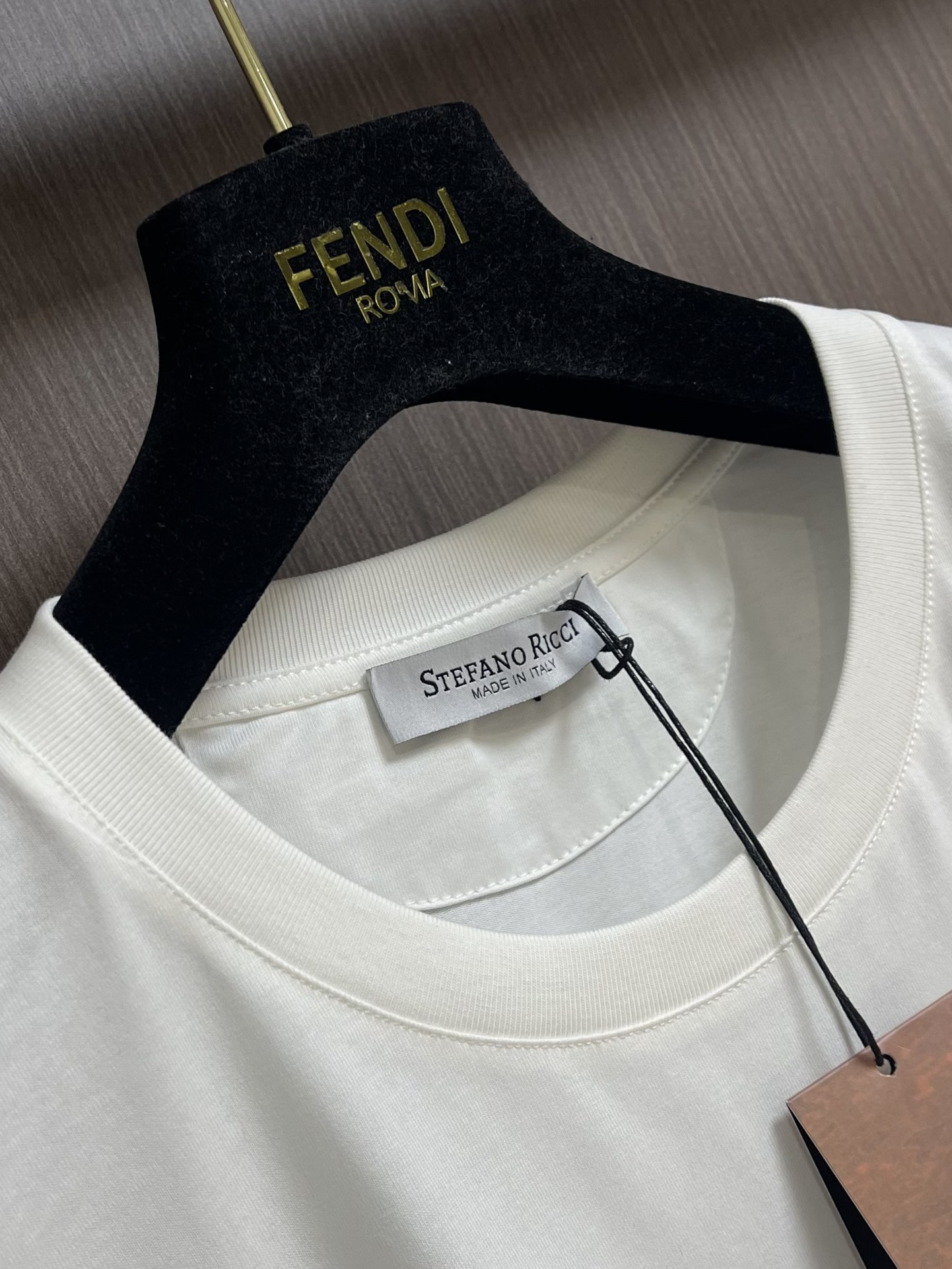 StefanoRicci2024SS春夏新品圆领T恤采用臻品桑蚕丝棉舒适透气性好胸前上增加了品牌标志性的