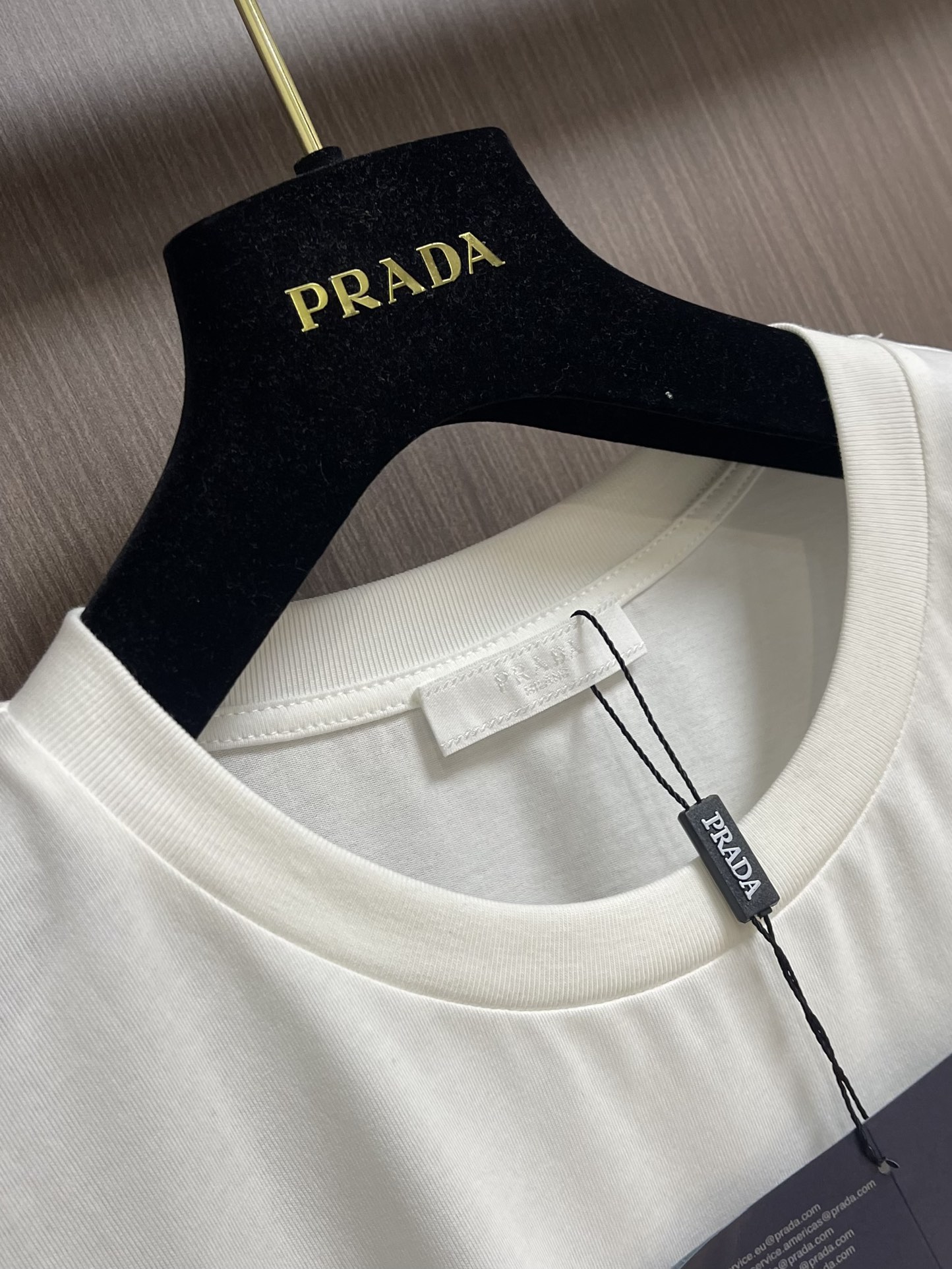 Prada经典款logo胶印圆领T恤优雅气质的裁剪设计,标志性的经典版型客供纯棉面料,透气舒适感极佳柔软