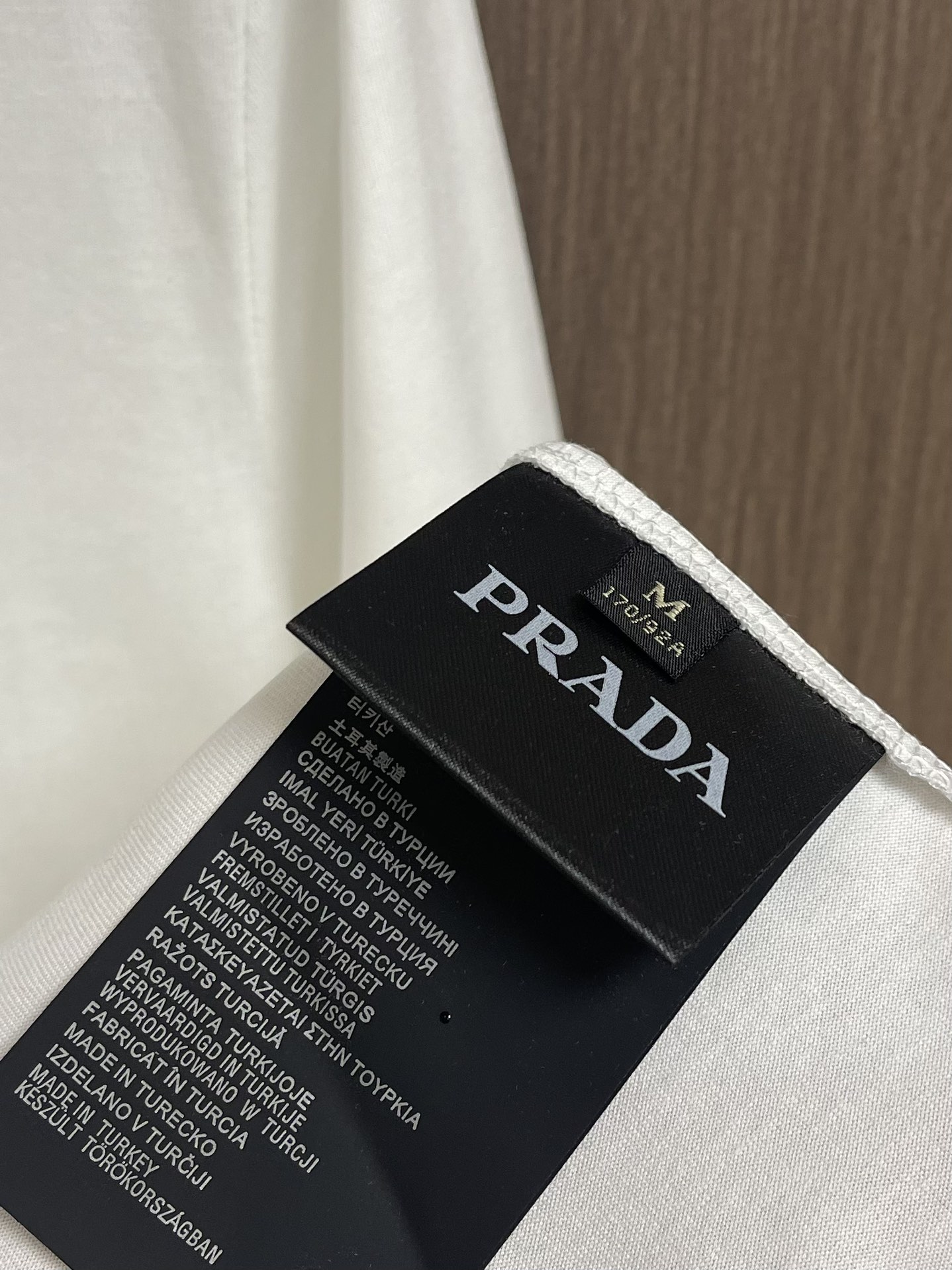Prada经典款logo胶印圆领T恤优雅气质的裁剪设计,标志性的经典版型客供纯棉面料,透气舒适感极佳柔软