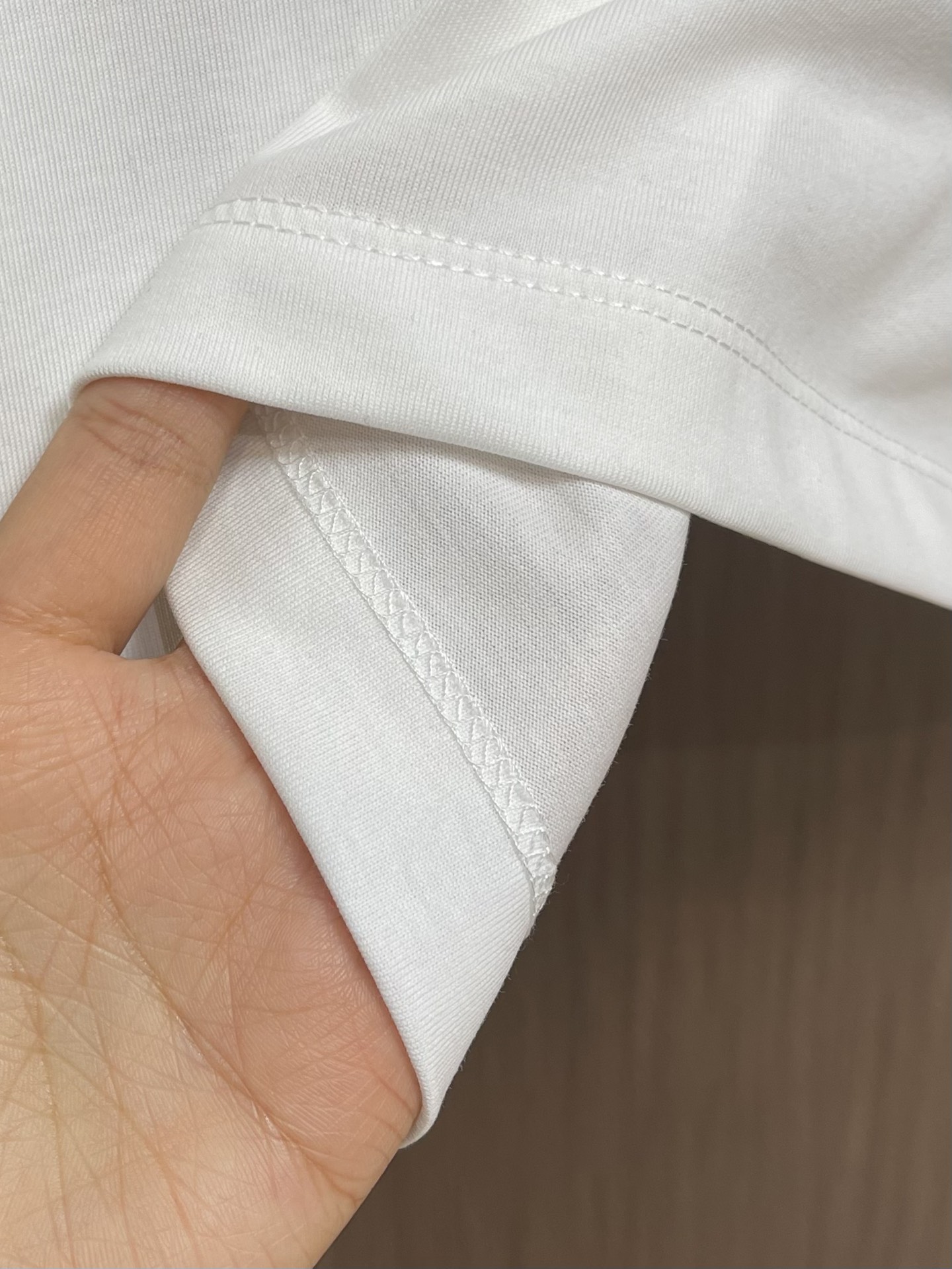 Moncler春夏新款短袖圆领T恤定制纯棉面料极为亲肤舒适摸上去手感非常的柔软质感很好做工细致完美体现立