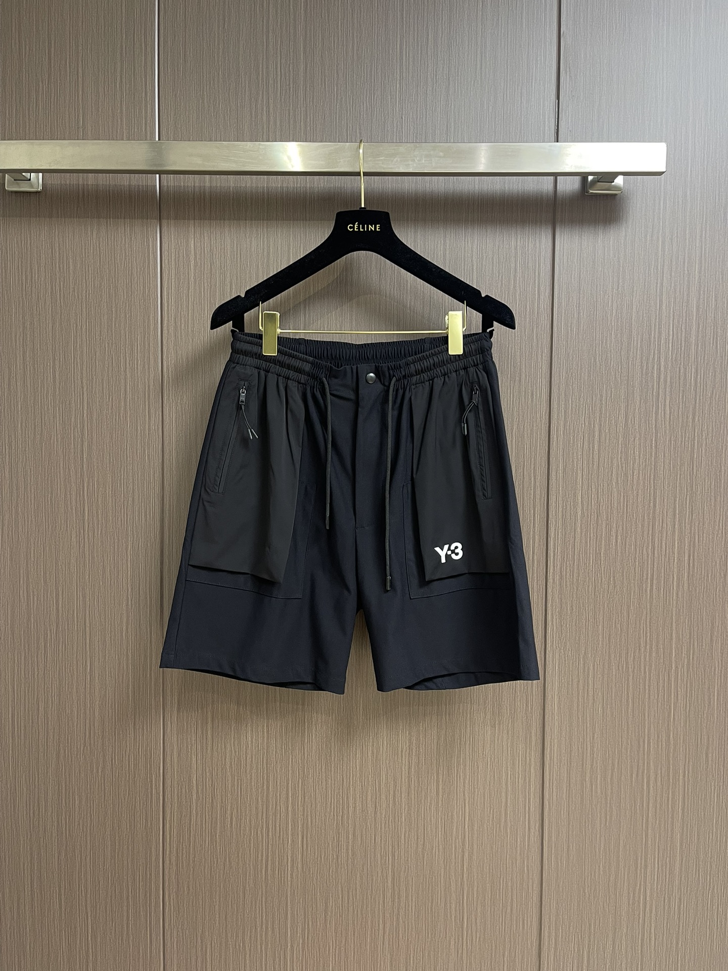 NO:127789,Y3 Yamamoto Yoshi's new spring and summer ripped nylon shorts, woven light outdoor style shorts, Yamamoto's texture can be seen in texture, the style is naturally interpreted in a casual and free style, made of organic cotton ripped material, equipped with loose elastic waist, and a drawstring with a fit magnetic buckle, the craftsmanship level is higher than the same level, the simple and capable style brings a sense of ease to match the overall style. Size M-3XL ML XLXXL XXXL Waist circumference 76-85 80-89 84-93 88-97 92-100 Hips circumference 108 112 116120 124 Pants length 4950 51 5253,,shorts,alexander wang19860909Y3 山本耀司春夏新款防撕裂尼龙短裤,梭织轻薄户外风短裤,山本防撕裂尼龙面料看得到的质感,版型自然演绎随性自在的风格,由有机棉防撕裂材料制成,配有宽松弹性腰部,并附有抽绳自带贴合磁吸卡扣,工艺水准高出同级别,简洁干练的版型,给整体版型搭配带来轻松感.尺码M-3XL ML XLXXL XXXL 腰围 76-85 80-89 84-93 88-97 92-100 臀围108 112 116120 124 裤长4950 51 5253,,shorts,alexander wang,Men's clothing