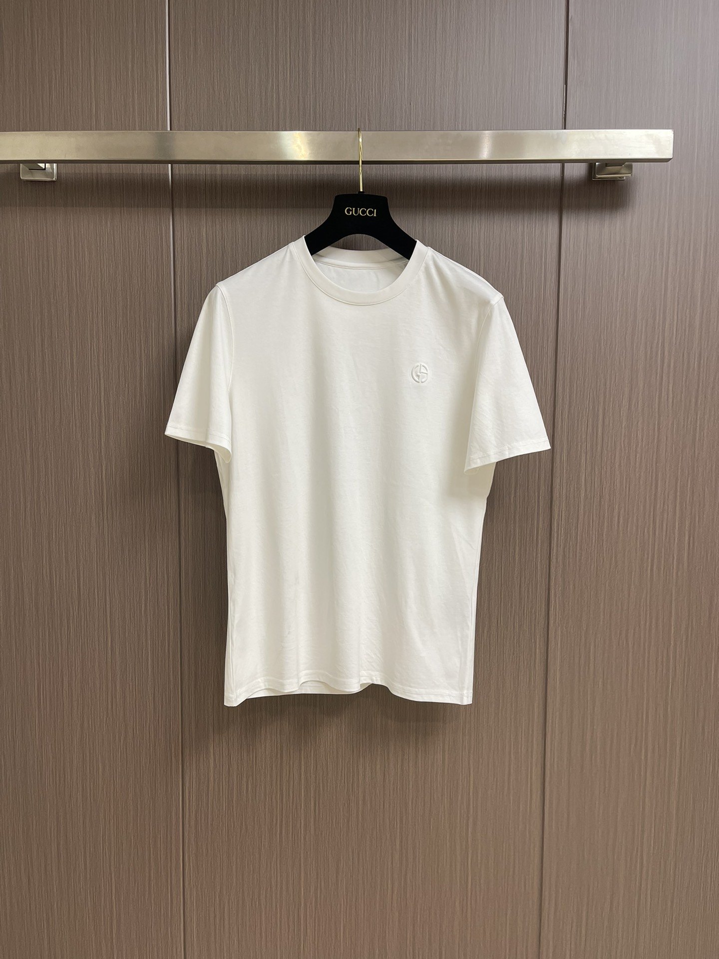 Armani 2024ss早春 品牌logo压印圆领短袖T恤，采用客供原版面料，上身柔软舒适亲肤。常青经典款式，衣橱不可或缺的单品。大厂品质细节把控到位。尺码：M-3XL