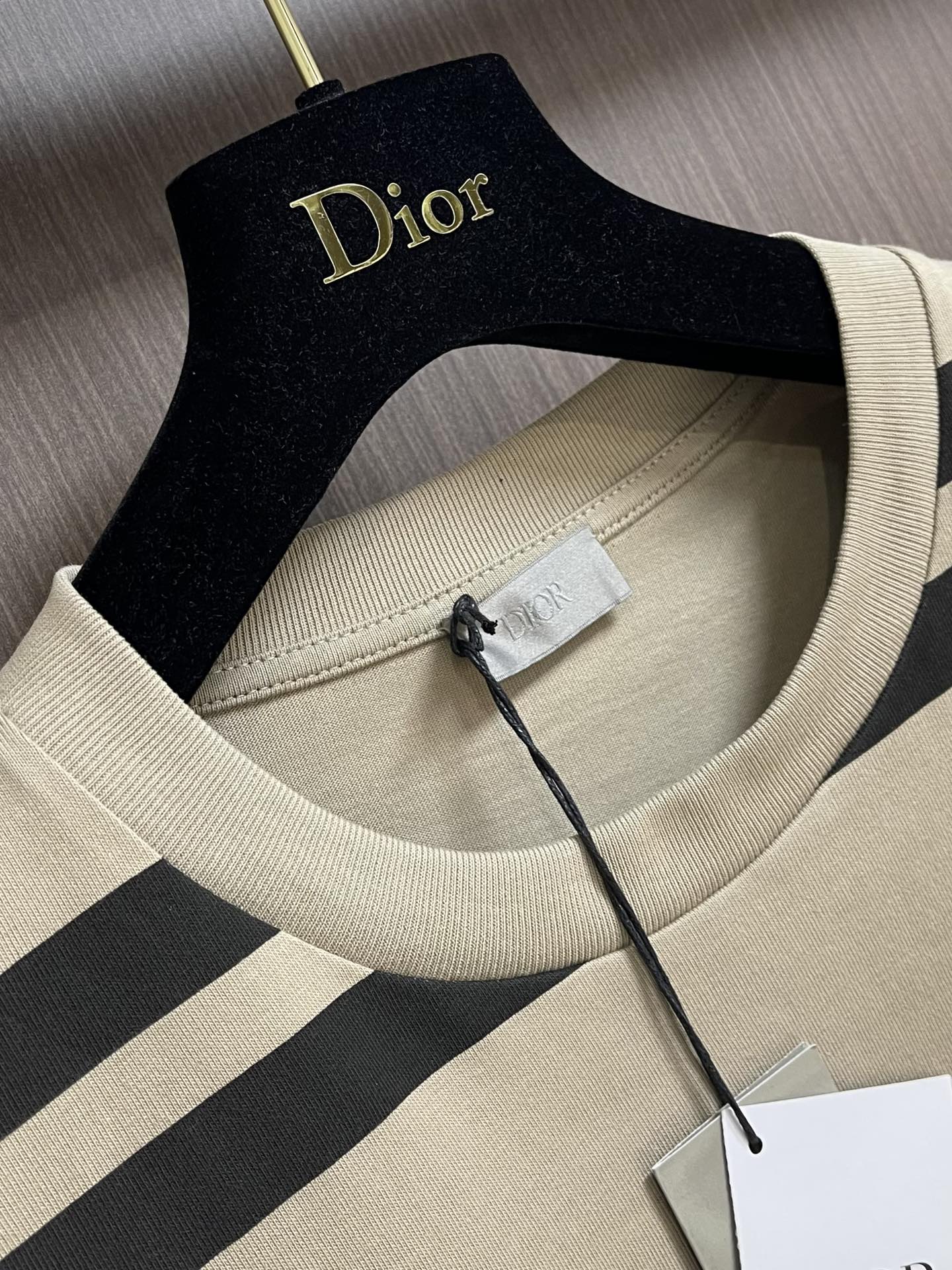Dior2024SS47植绒短袖T恤采用21支双精梳紧密纺纱做洗后310克加密平纹布无尘烧毛加食毛工艺面