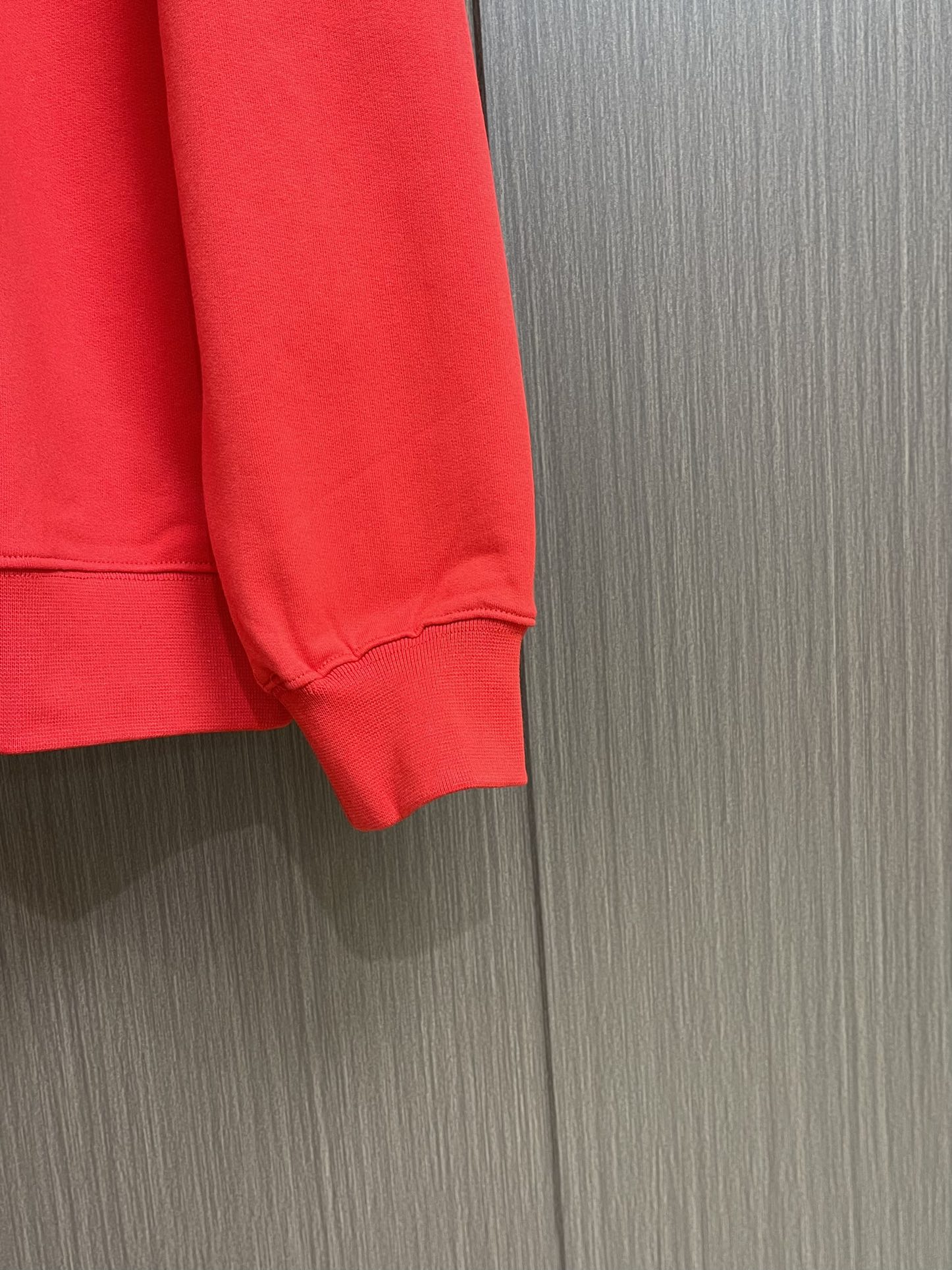 Dior新年限定刺绣卫衣颜色洗水一致！春节限定色标志卫衣这款卫衣突显经典廓形采用红色棉质起绒面料精心制作