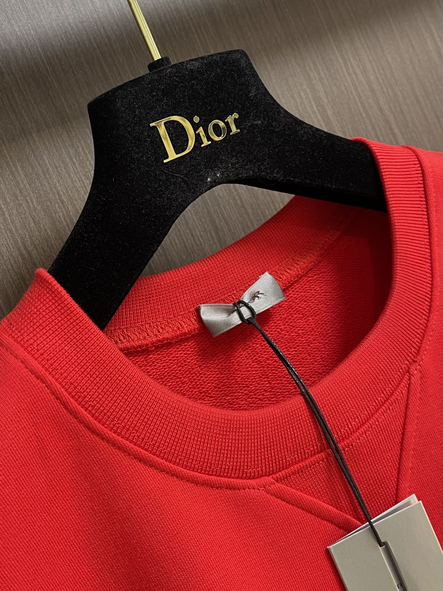 Dior新年限定刺绣卫衣颜色洗水一致！春节限定色标志卫衣这款卫衣突显经典廓形采用红色棉质起绒面料精心制作