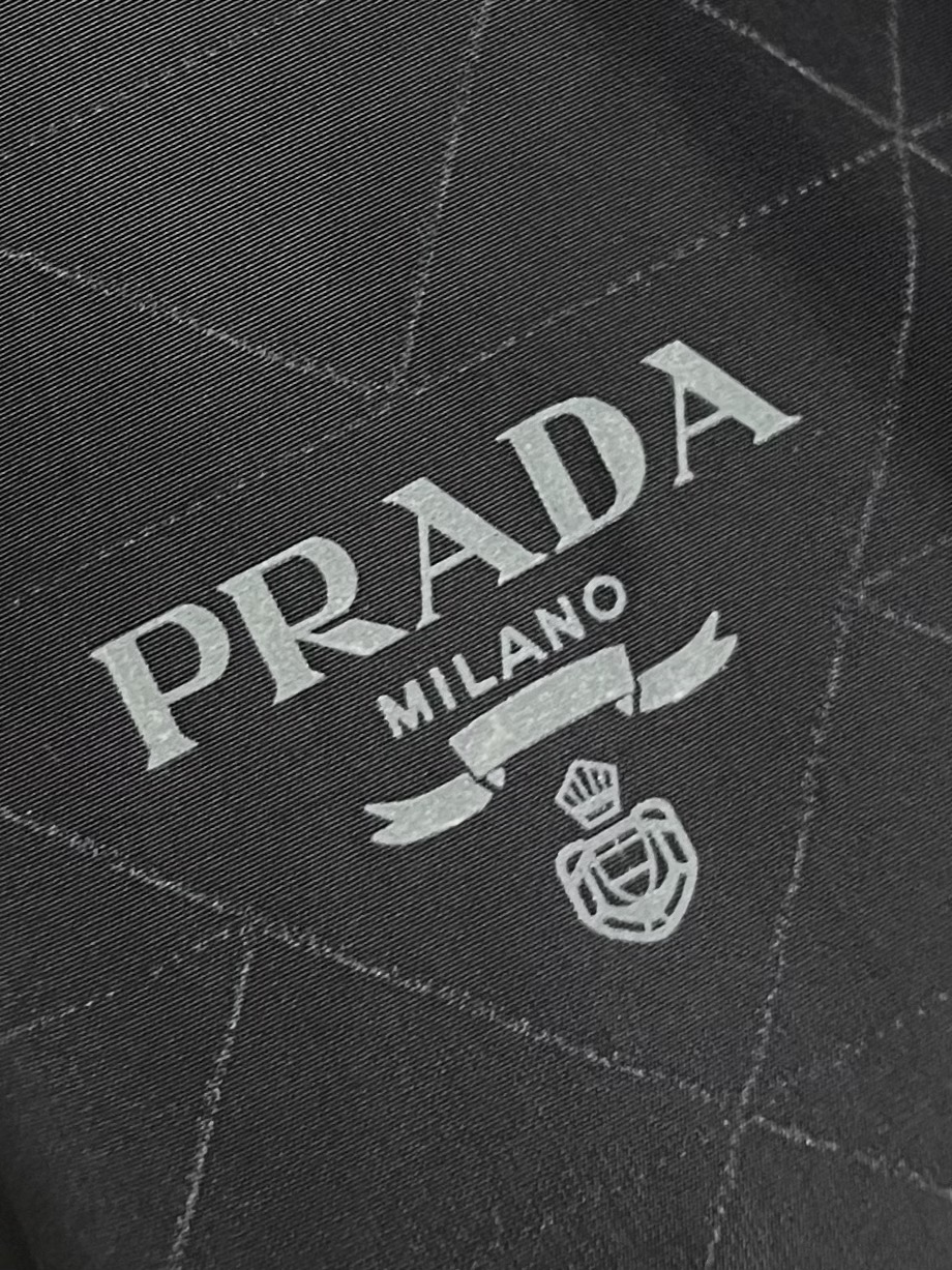 Prada2024ss春夏新款男士休闲连帽外套穿上简约干练的休闲外套瞬间重回时髦霸气又是活力满满的状态史