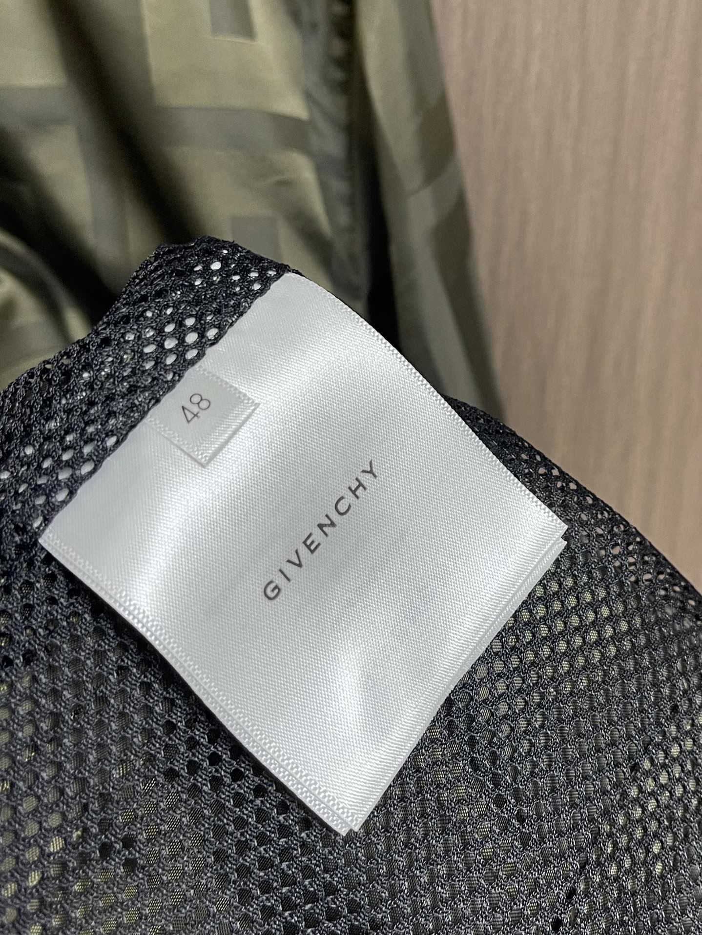 Givenchy2024SS暗纹连帽夹克外套设计感超强品牌元素被运用得非常巧妙且淋漓尽致！设计师巧妙对经