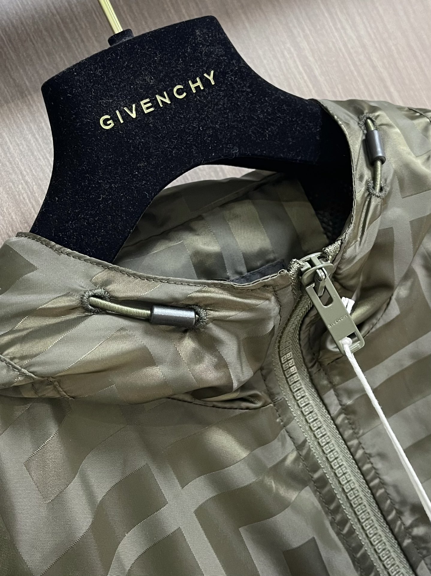 Givenchy2024SS暗纹连帽夹克外套设计感超强品牌元素被运用得非常巧妙且淋漓尽致！设计师巧妙对经