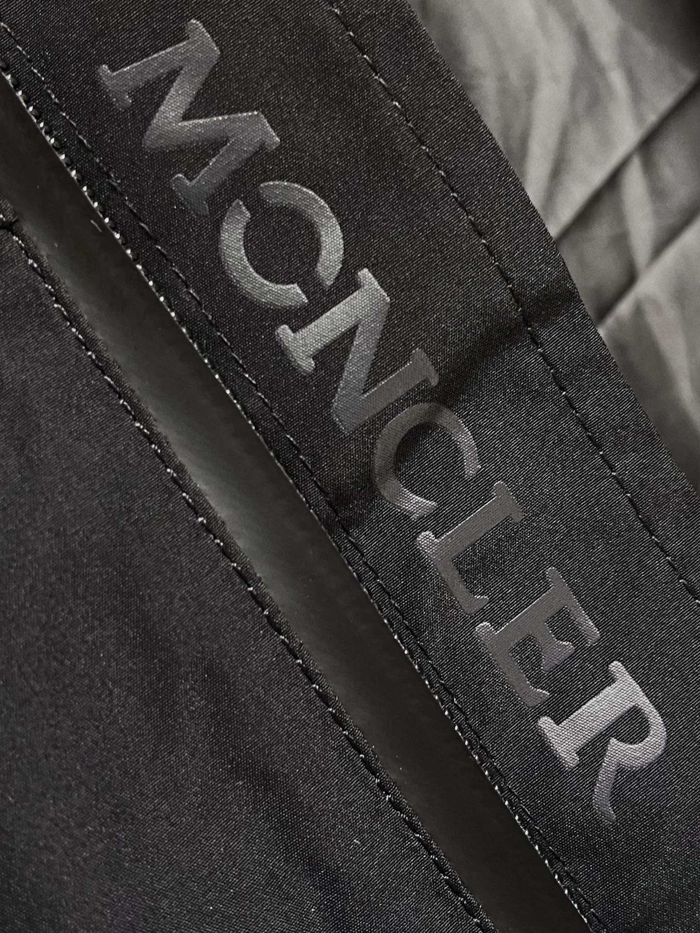 Moncler风衣夹克外套防风防水冲锋衣对于此品牌冲锋衣做为羽绒服的佼佼者本品无伦是做工细节还是面料都是