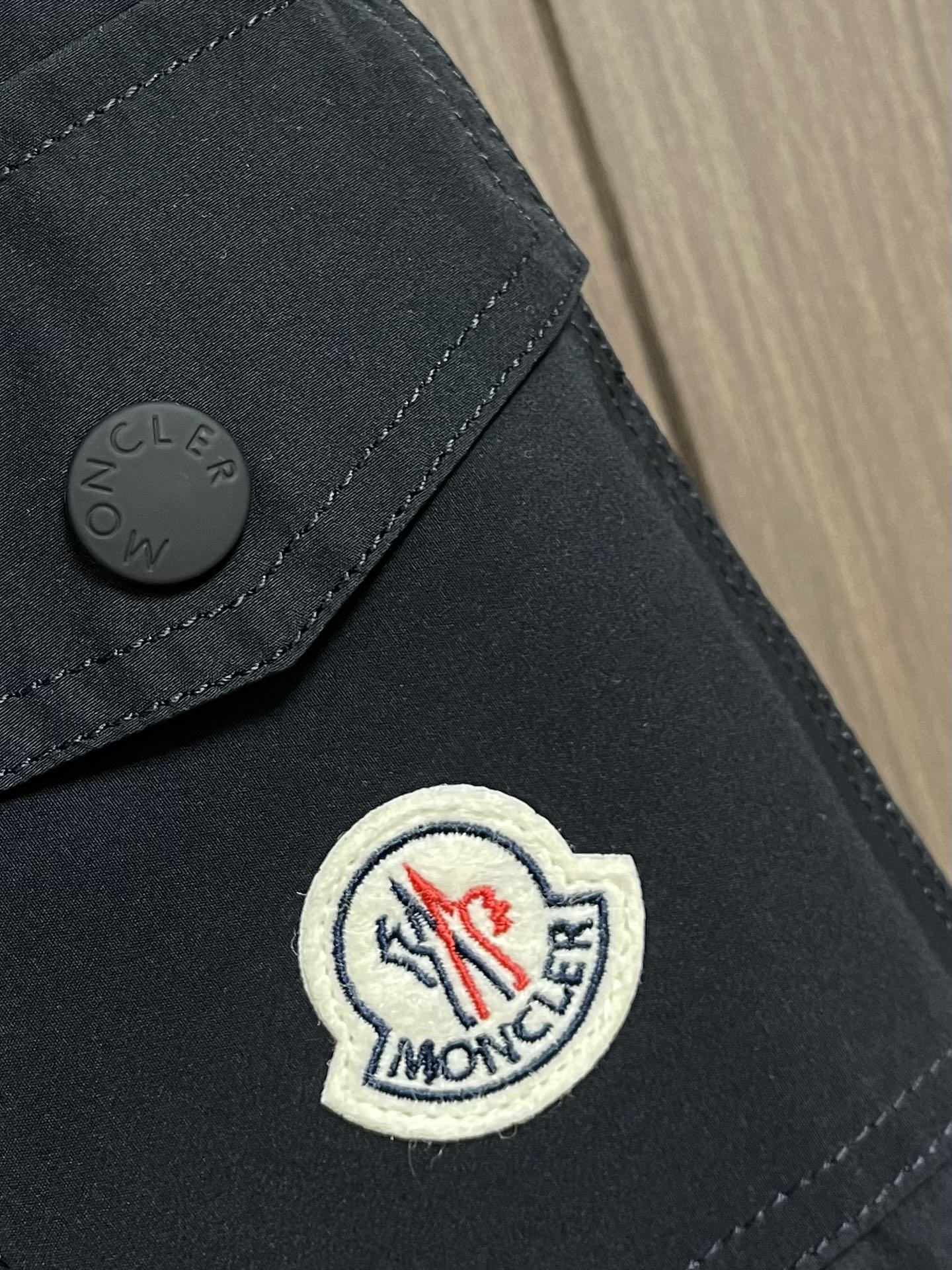 Moncler风衣夹克外套防风防水冲锋衣对于此品牌冲锋衣做为羽绒服的佼佼者本品无伦是做工细节还是面料都是