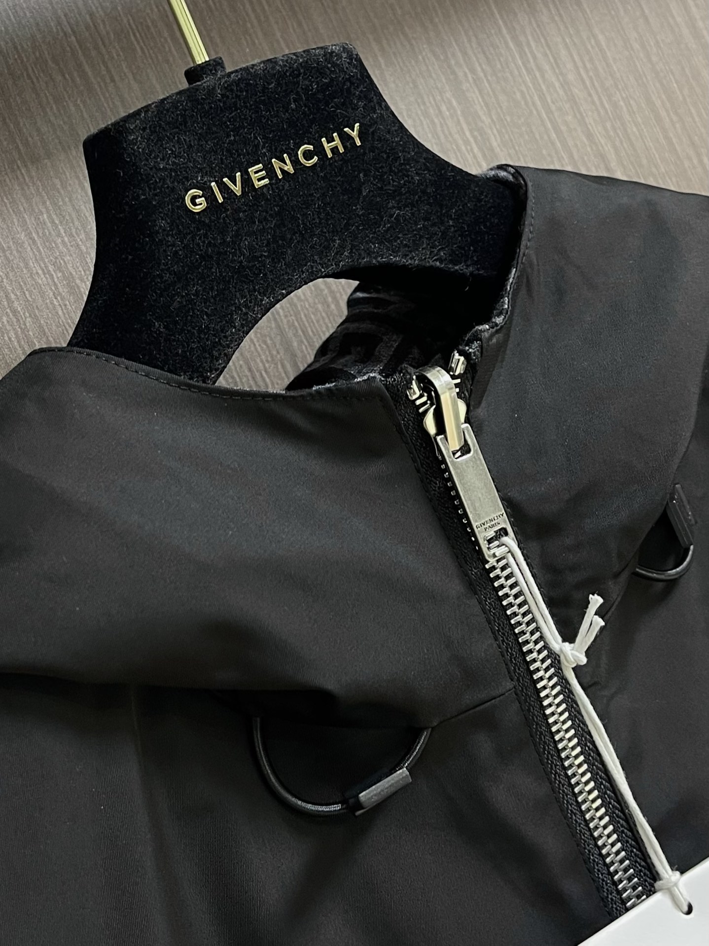 Givenchy2024春夏新品4glogo双穿连帽外套净版面采用原版定制梭织材质质感超赞提花面采用轻薄