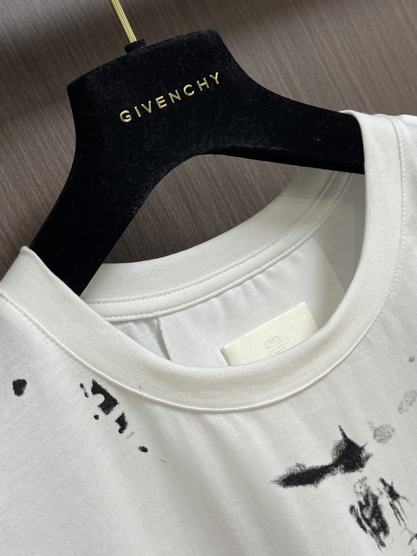 Givenchy2024sslogo涂鸦圆领T恤面料采用50支丝光双股面料具有爽滑透气质感光泽等特征高端