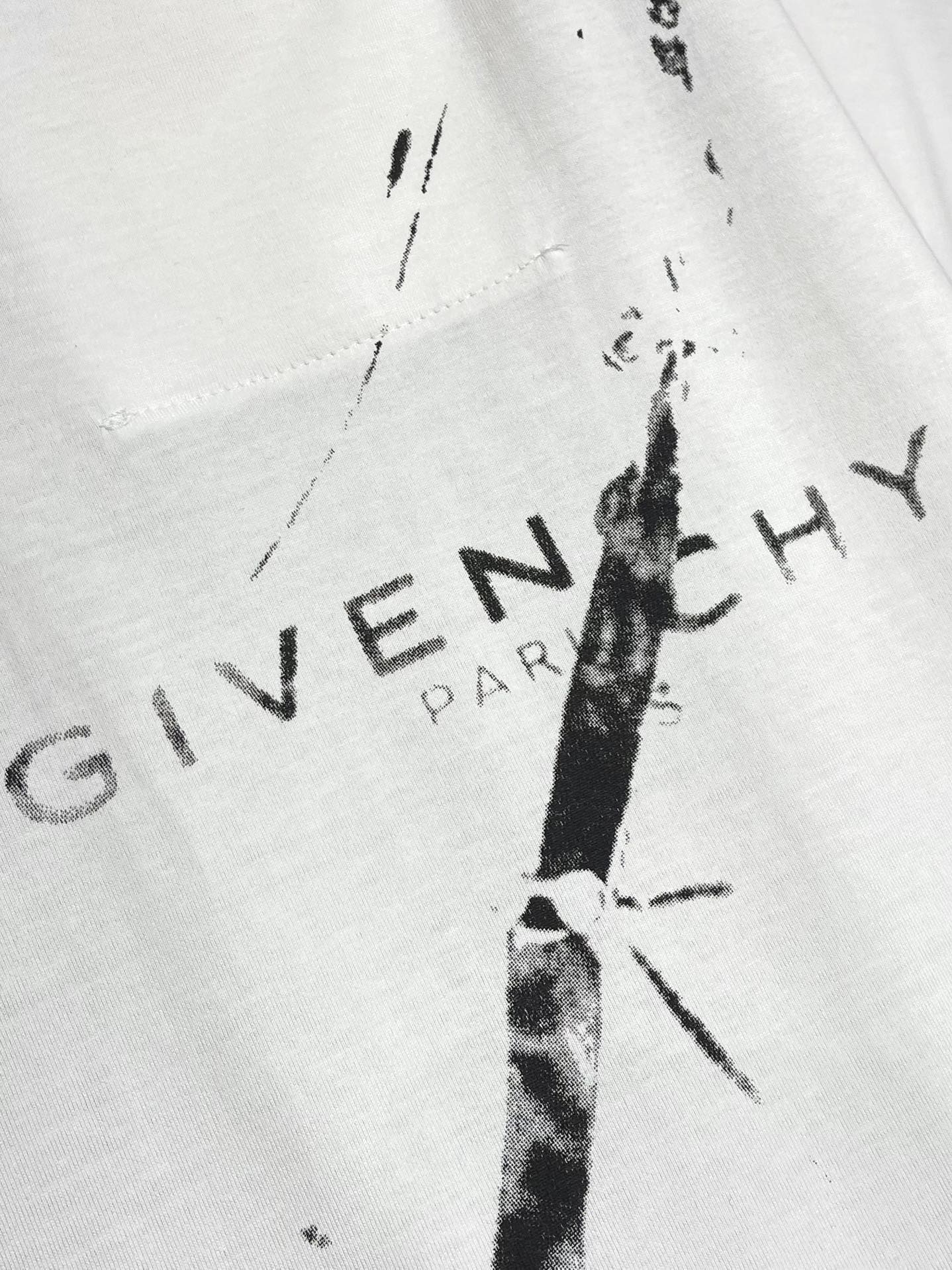 Givenchy2024sslogo涂鸦圆领T恤面料采用50支丝光双股面料具有爽滑透气质感光泽等特征高端