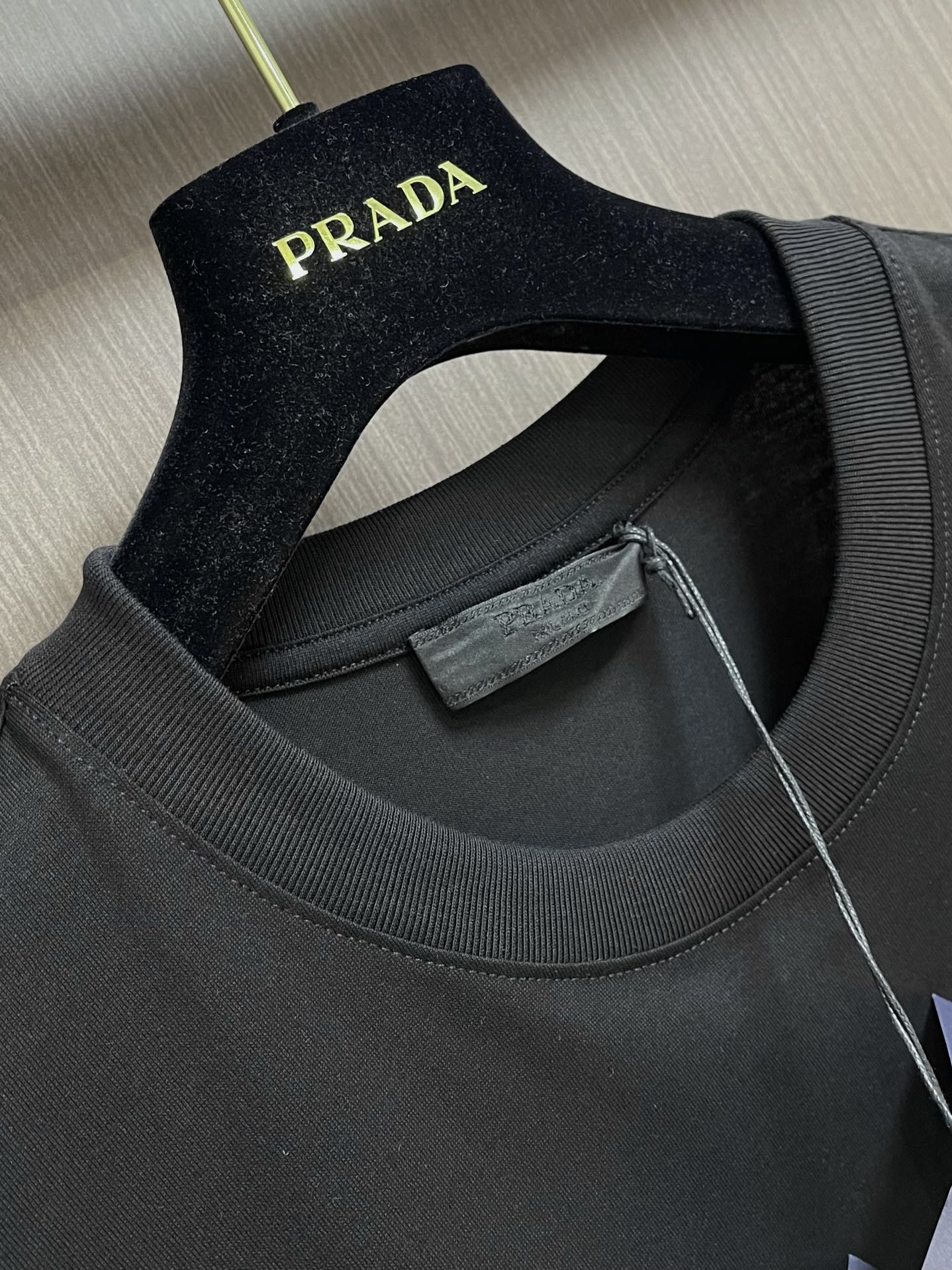 Prada2024SS新款春夏新款圆领短袖T恤纯棉面料手感细腻奢品都在用的面料立体高级抗皱吸汗速干定制领