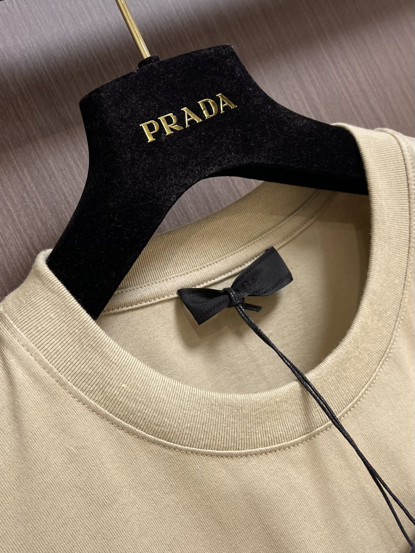 Prada2024SS新款春夏新款圆领短袖T恤纯棉面料手感细腻奢品都在用的面料立体高级抗皱吸汗速干定制领