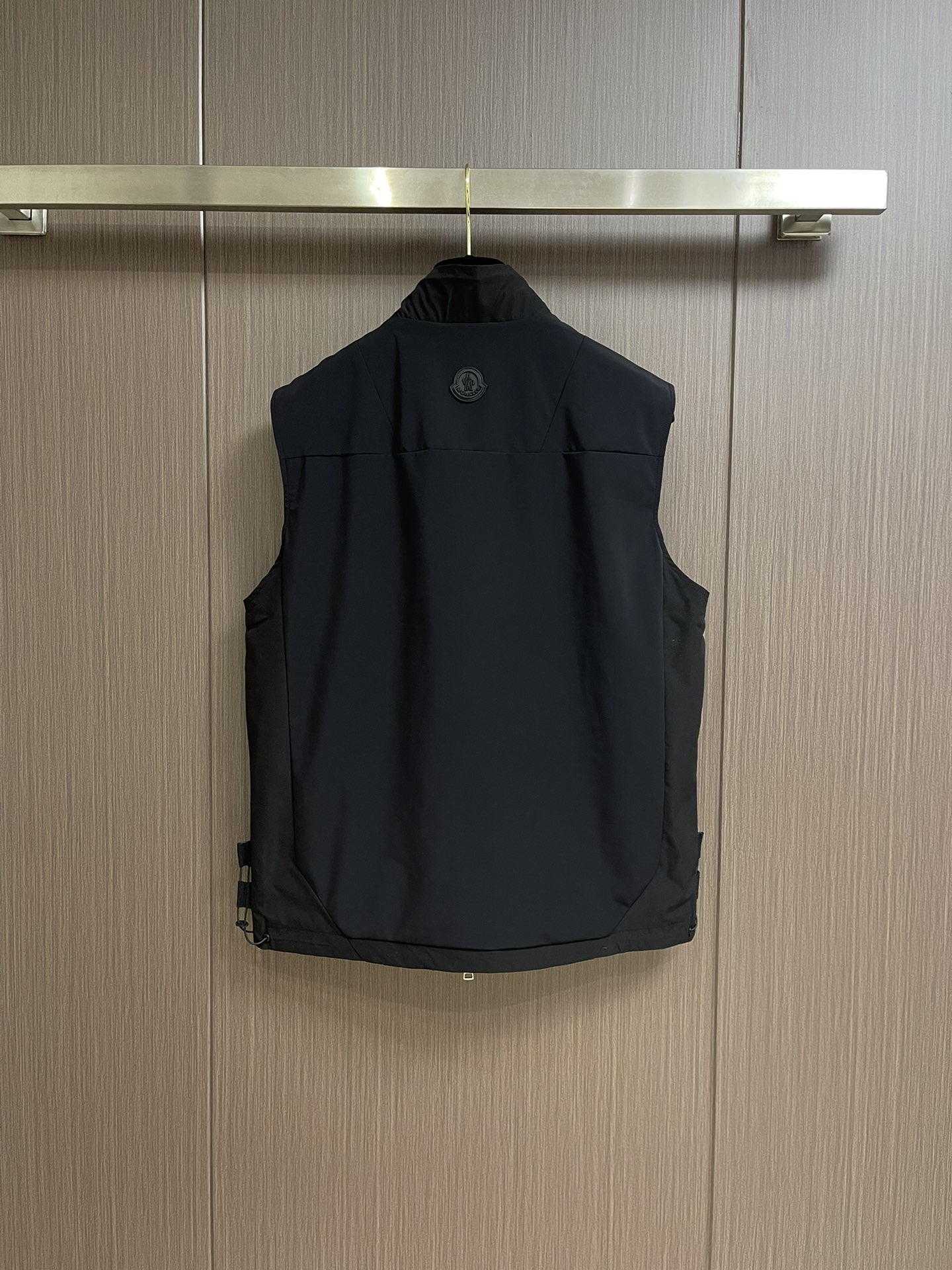 Moncler2024SS春季马甲nylonlaque面料制成彰显流行风格立领经典设计是换季衣橱的实用单