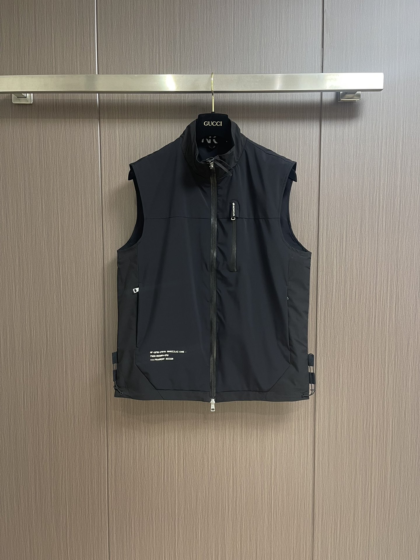 Moncler2024SS春季马甲nylonlaque面料制成彰显流行风格立领经典设计是换季衣橱的实用单