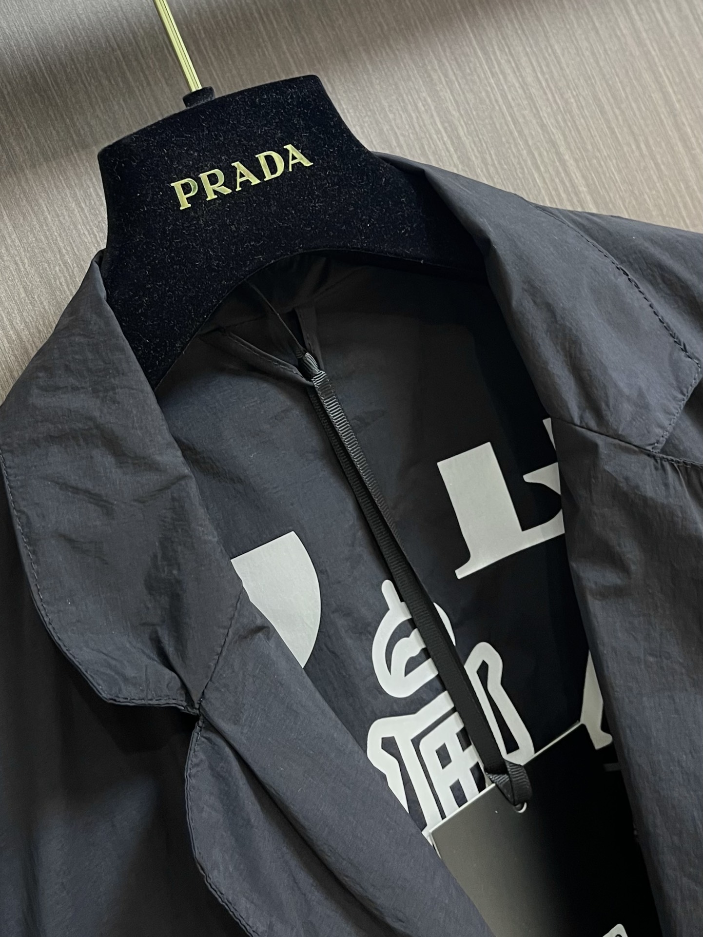 Prada2024ss春季新款休闲西装夹克最好穿的西装单品！简约而不简单的一款！辅料五金全部到位上身版型