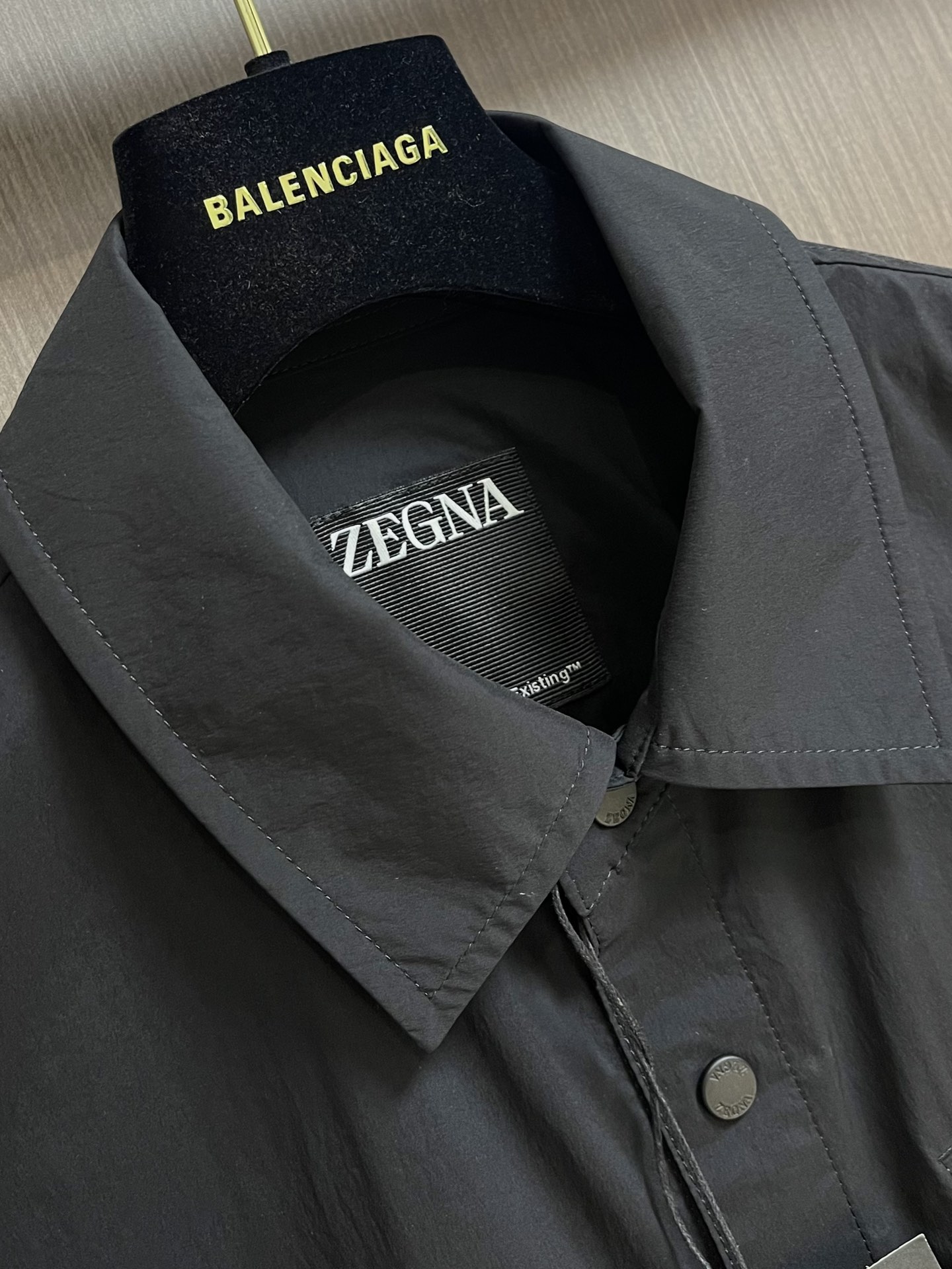 ZEGNA2024SS春夏新款衬衣领拉链外套舒适而高级以其独特的立体剪裁拼接设计展现出高贵典雅和时尚潮流