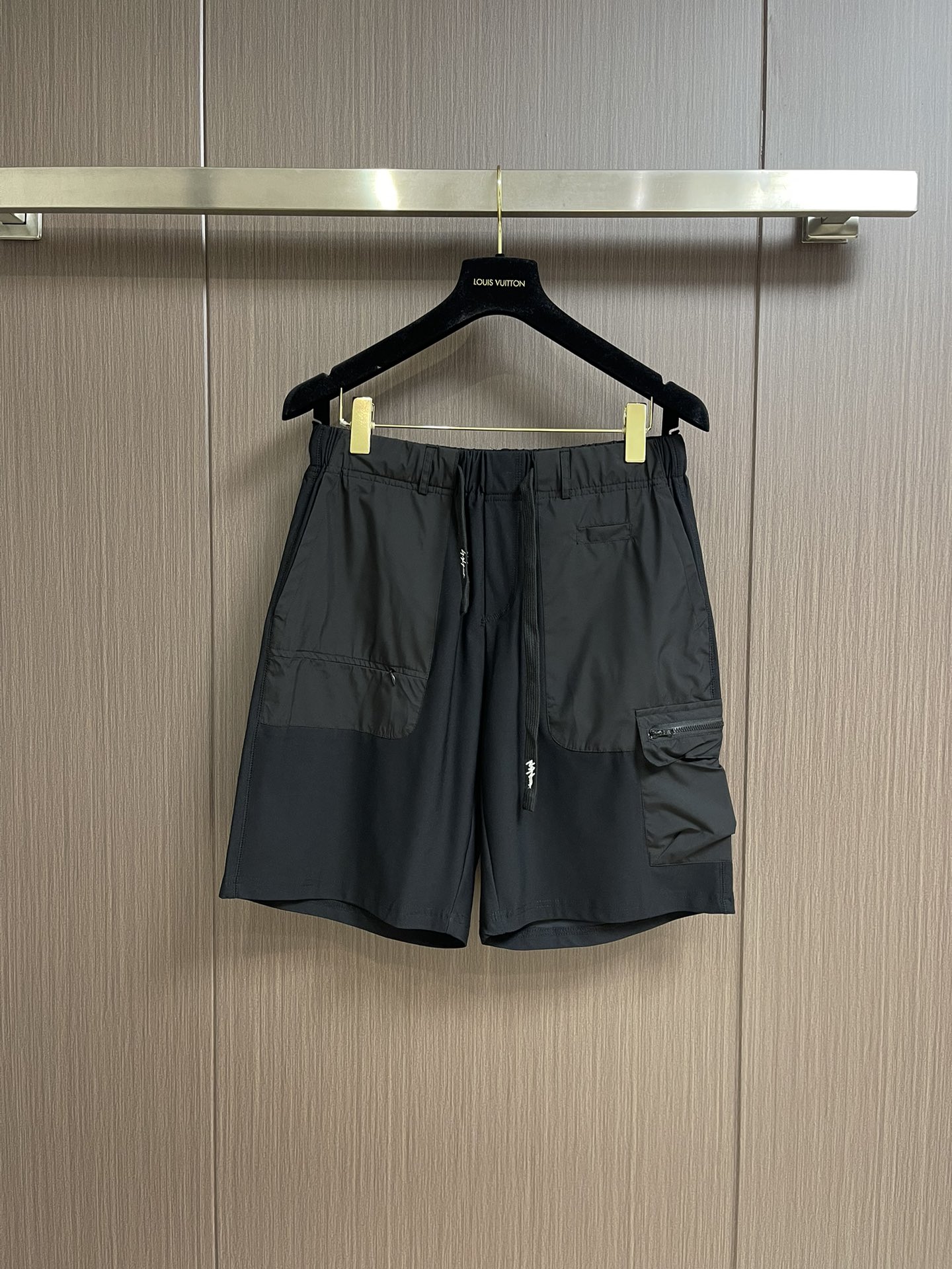 Y3高街休闲五分裤立体剪裁运动短裤其实对于Y-3来说暗黑是他们最主要的设计元素之一也是其招牌性的系列对于