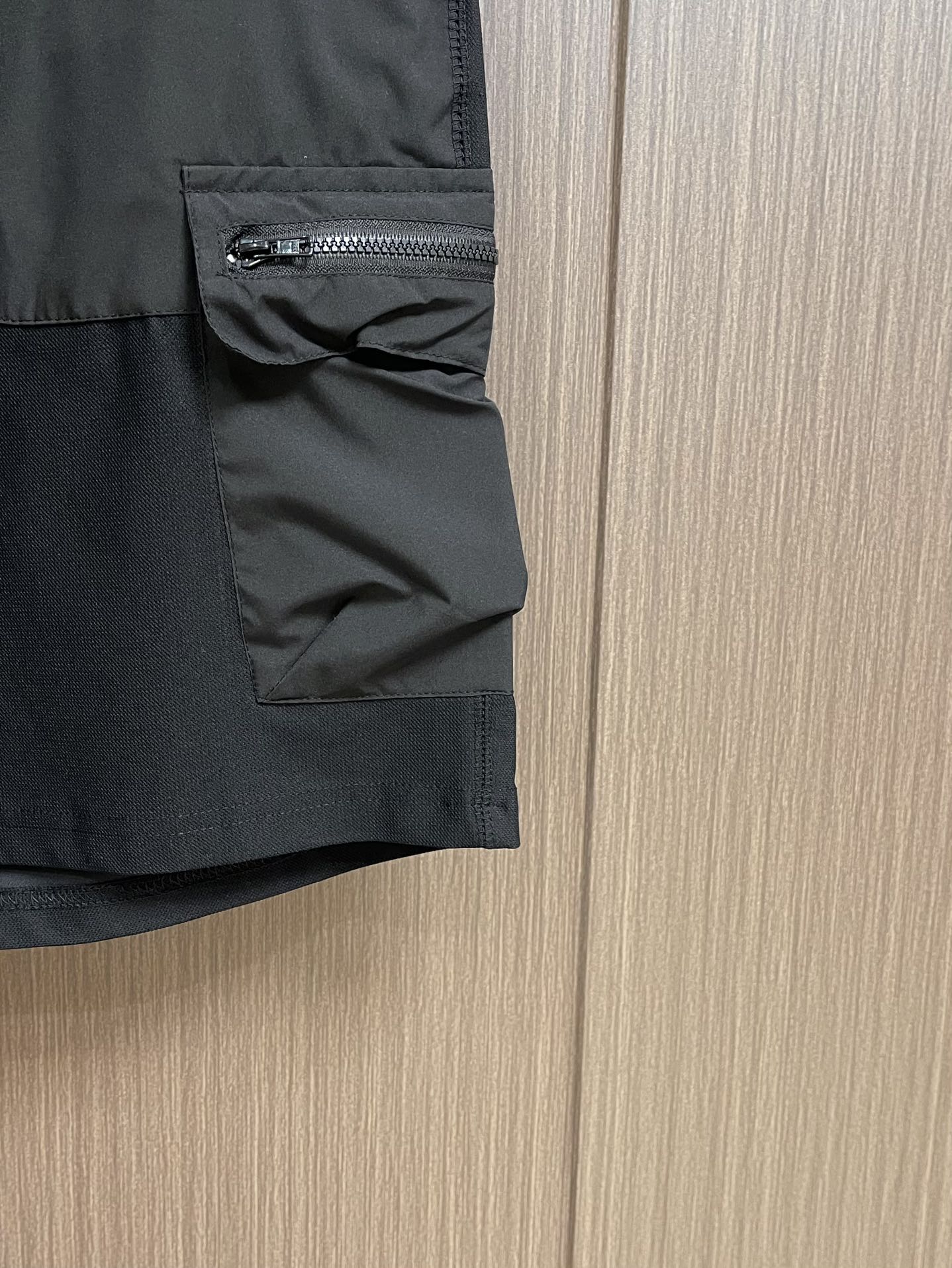 Y3高街休闲五分裤立体剪裁运动短裤其实对于Y-3来说暗黑是他们最主要的设计元素之一也是其招牌性的系列对于