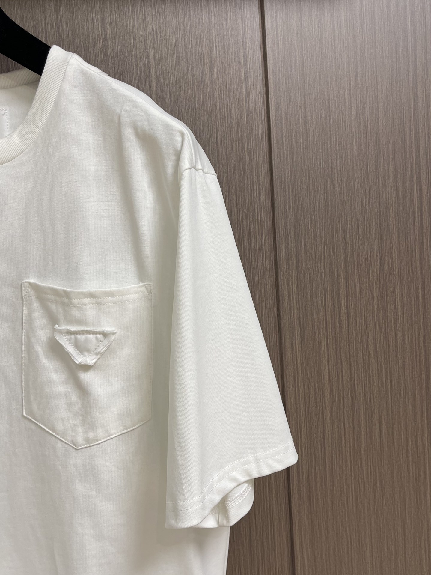 Prada新款胸前口袋圆领短袖T恤日常出门闭眼搭定制丝光弹力棉面料短袖T恤魅力在于创造了简约奢华感的时尚