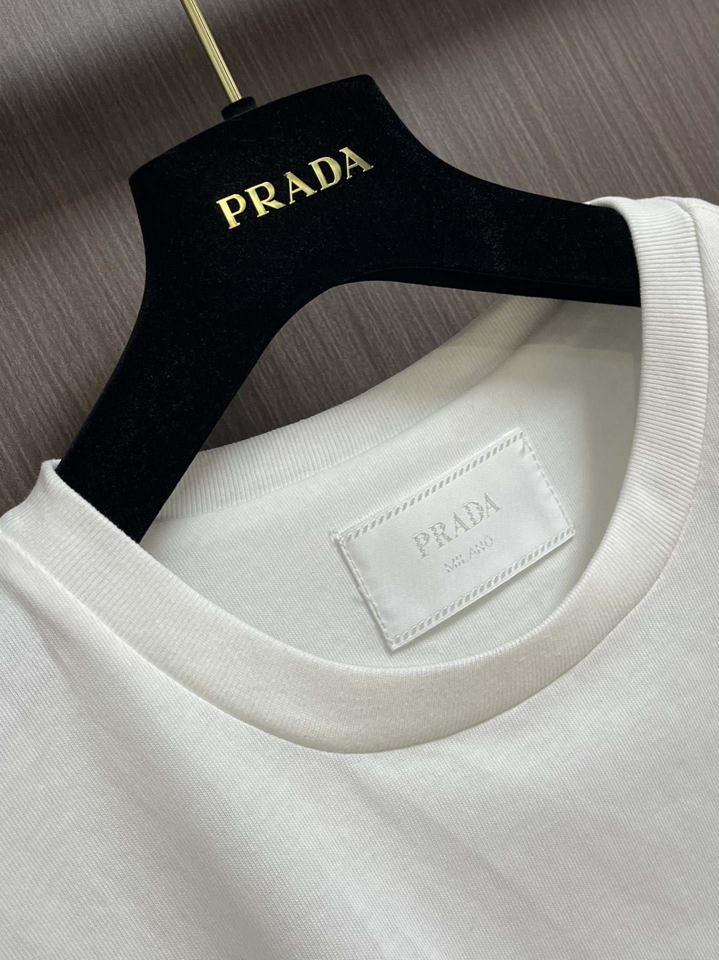 Prada新款胸前口袋圆领短袖T恤日常出门闭眼搭定制丝光弹力棉面料短袖T恤魅力在于创造了简约奢华感的时尚