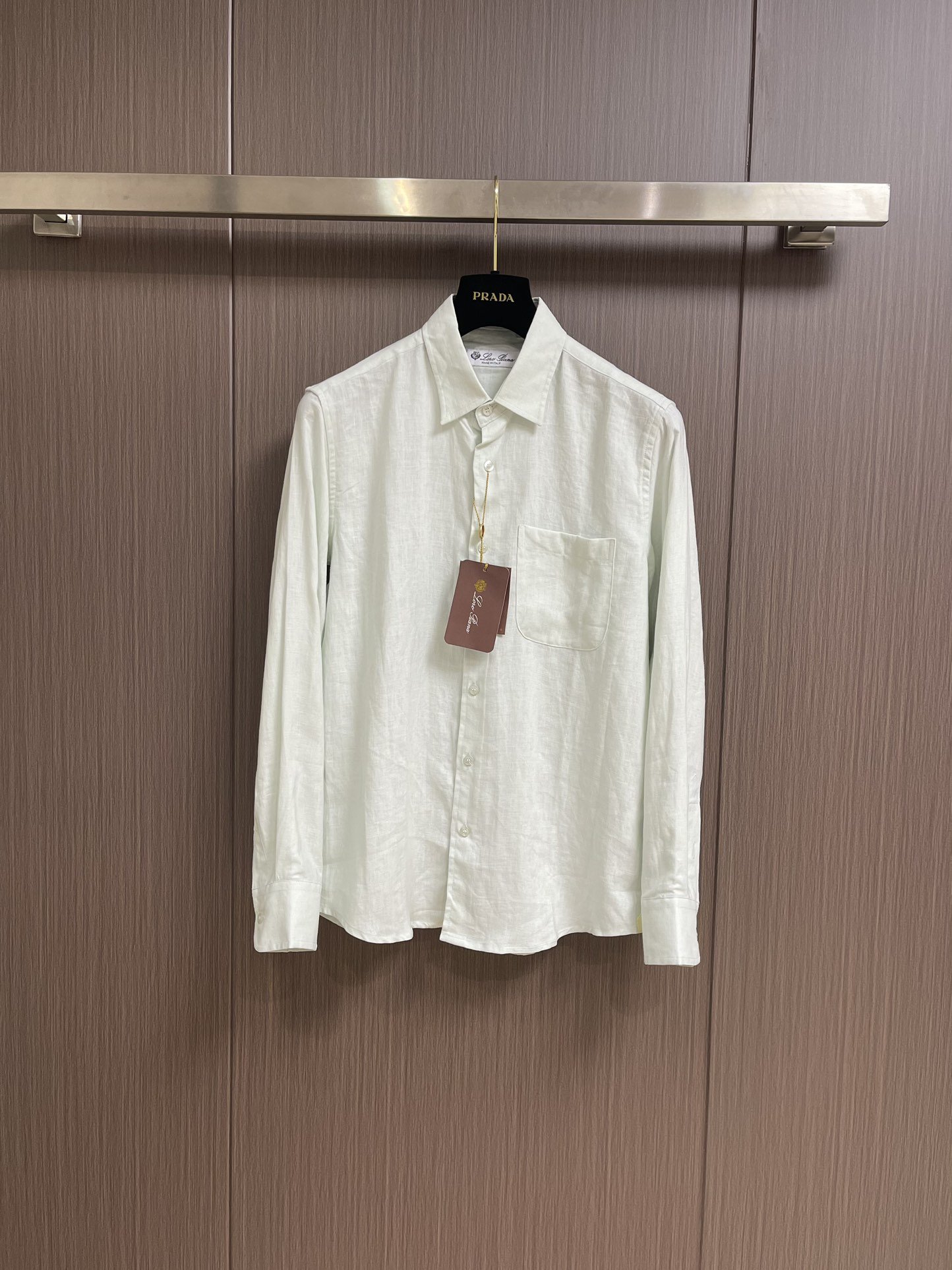 LP 极简剪裁天丝莱赛尔混纺醋酸纤维长袖衬衫，精致工艺、高级质感、经典单品，这些都是意式穿搭的关键词，也是LP骨子里的\
