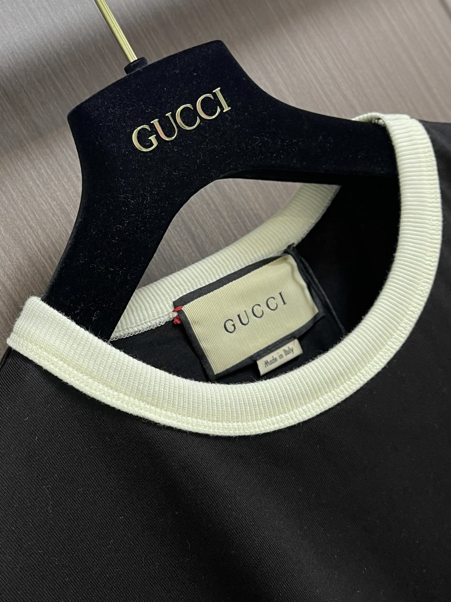 Gucci简约刺绣短袖T恤宽松慵懒风洋气薄厚适中版型宽松显瘦舒适不紧绷圆领设计修饰脖颈简洁设计上身就是时
