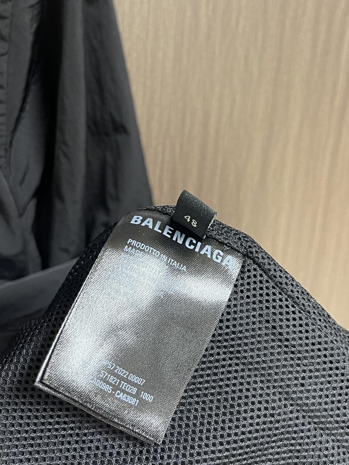 Balenciaga新款经典字母logo防晒衣防晒外套高级又耐看此款防晒衣是我们目前能够遇到的外套系列当