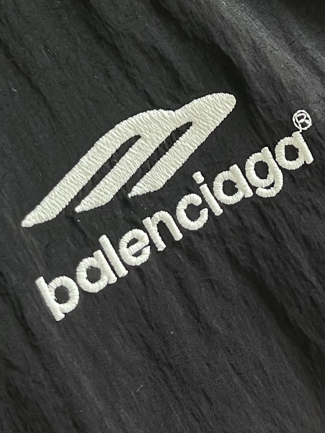 Balenciaga新款经典字母logo防晒衣防晒外套高级又耐看此款防晒衣是我们目前能够遇到的外套系列当