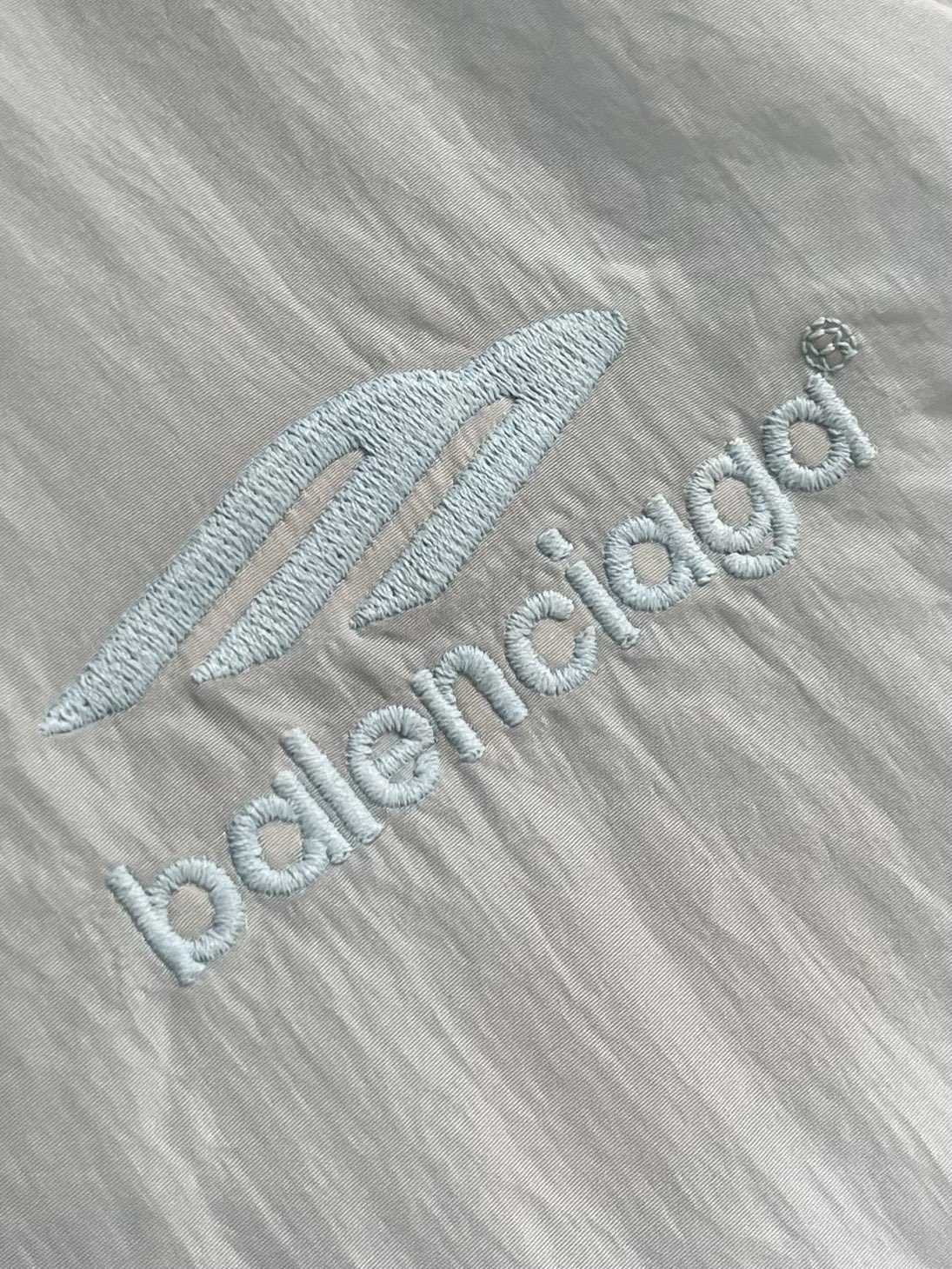 Balenciaga新款经典字母logo防晒衣防晒外套高级又耐看此款防晒衣是我们目前能够遇到的外套系列当