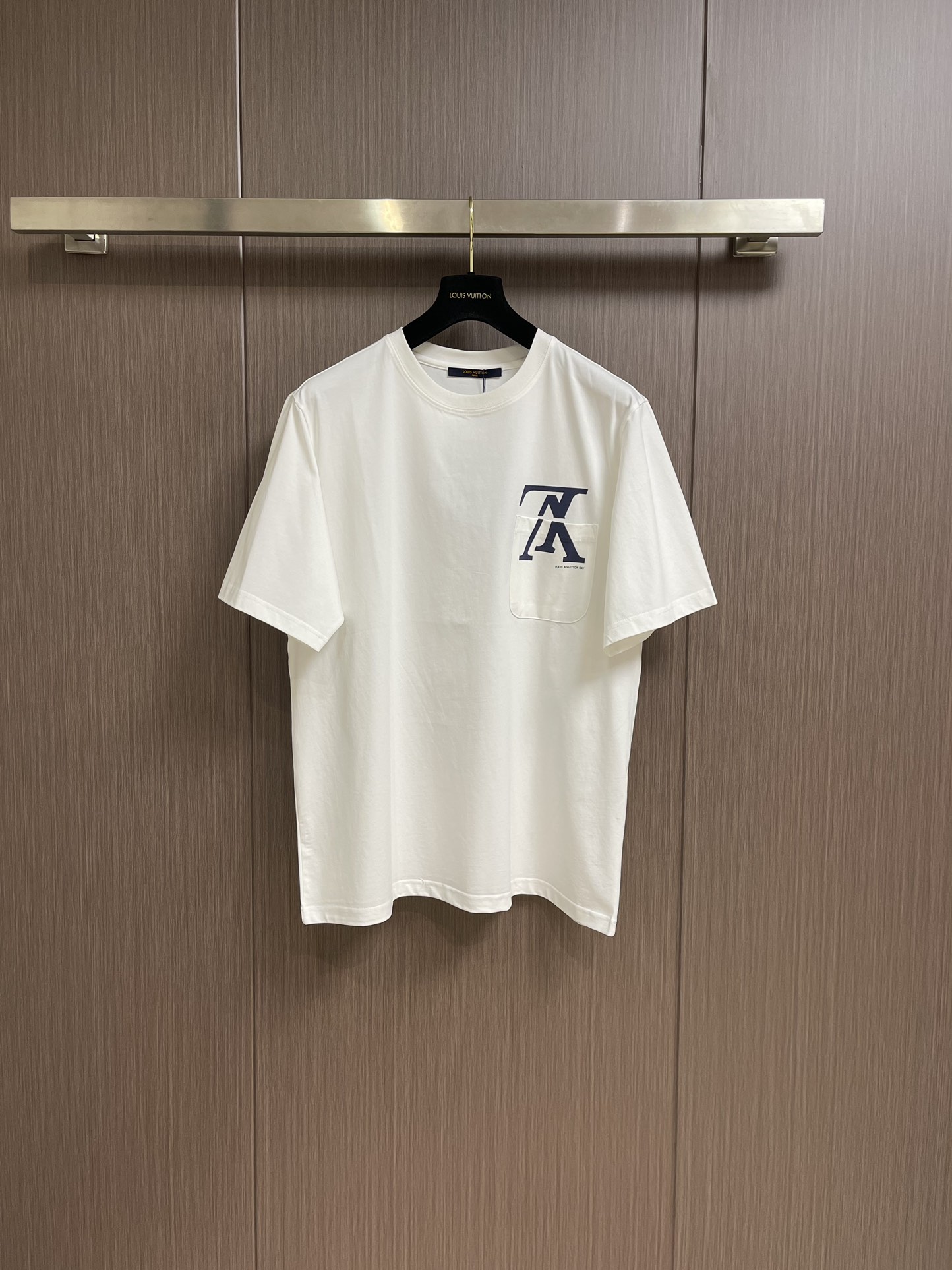 NO:152677,LV big v inverted letter printed logo couple short-sleeved T-shirt, eye-catching large vlogo design instantly illuminates the overall fashion sense and grade position. The simple design does not lose its luxurious taste, and the basic and versatile style of men and women!  Customer-supplied fixed knitted high-weight knitted cotton material, the fabric is quite solid, you will know it when you get started. The fabric has a hard texture, and it is soft but not covered, which shows your spirit. The letter printing on the chest is so amazing, the bright color scheme illuminates the overall fashion sense, highlighting the image of the produced plogo, and the grade is high. The kind of print with a very textured texture. The letter printing on the back echoes the theme elements of this season and gives you a different back!  Size XS-L, louis vuitton, T-shirt,tees, t-shirt,alexander wang19860909LV 大v倒立字母印花logo情侣款短袖T恤,醒目的大vlogo设计 瞬间点亮整体的时尚感与档次伽位 简约的设计不失其奢华品味,基础百搭的男女同款！客供定织高克重针织棉材质,面料相当扎实 上手就知道了,面料自带硬挺质感 着身软而不塌很显精神 胸前字母印花太绝了,明亮的配色点亮整体的时尚感 突显出品plogo形象,档次拔高 很有质感的那种印花 后背字母印花呼应出今季的主题元素 给你不一样的背影！尺码XS-L,,louis vuitton,T-shirt,tees，t-shirt,alexander wang,Men's clothing