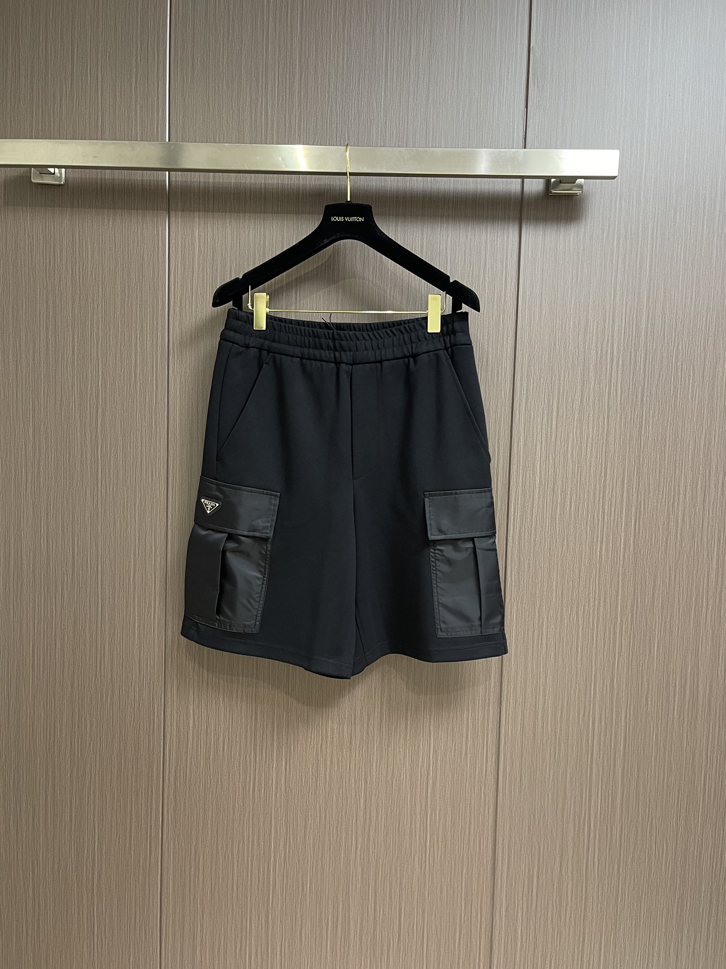 NO:152672,PRADA double pocket work cotton shorts, the fabric is made of 60 double-strand double-sided space cotton, the texture is non-shaped and loose overall, the two-pockets on both sides are spliced ​​with classic nylon material, matched with triangle brand low-key and luxurious, the shorts are often well-shaped. Size S-XL, prada, shorts, alexander wang19860909PRADA 双口袋工装棉质短裤,面料采用60支双股双面太空棉,质感非型整体宽松,两侧双口袋经典尼龙材质拼接,搭配三角牌低调奢华,短裤版型常好.尺码S-XL,,prada,shorts,alexander wang,Men's clothing