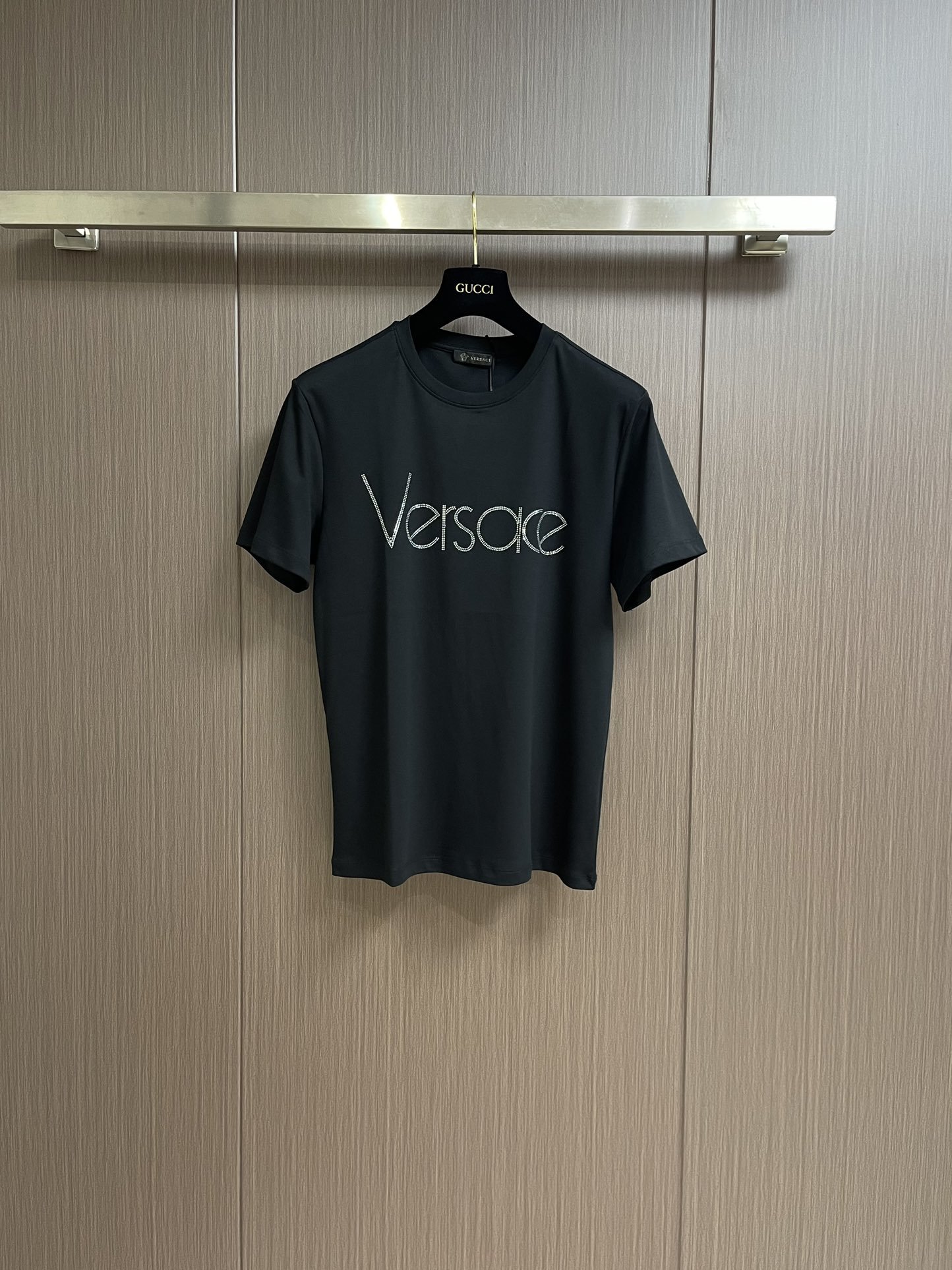 Versace 2024ss春夏新款圆领T恤，24秀场同款水晶19qbeq re-edition logo t恤正面水晶装饰点缀重新演绎 versace徽标，优选特定丝滑丝光棉，上身舒适度佳，外穿内搭随意搭配。尺码：M-XXL