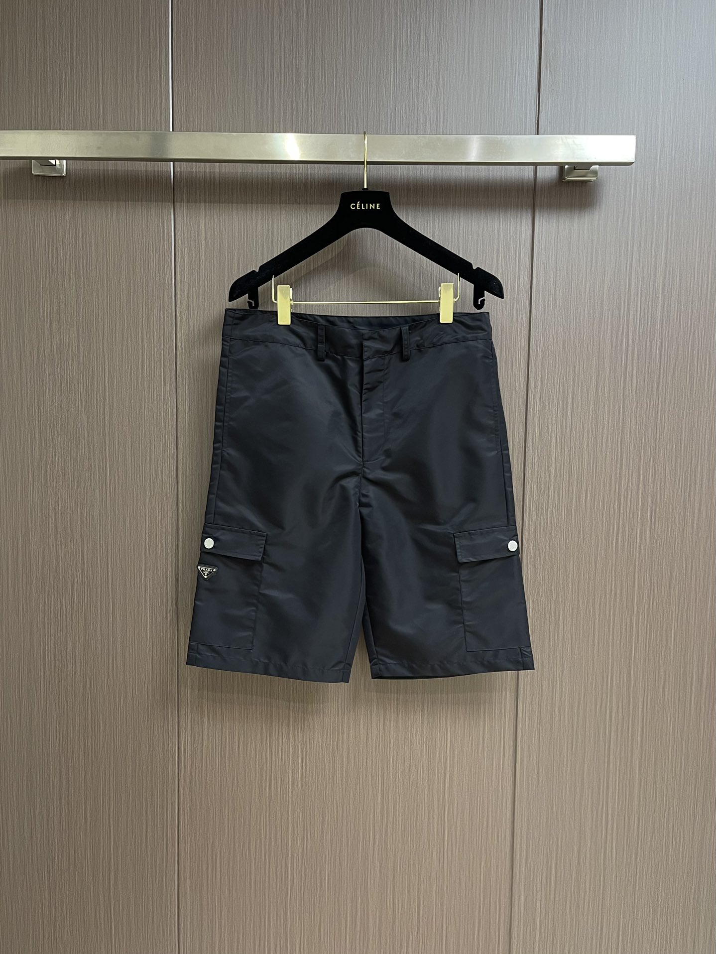 ????zjdbq\nPrada 普拉达 2024新款金属三角标男士尼龙口袋三角标识短裤，这款三角形织物徽标装点的男士百慕大短裤源于re-nylon再生尼龙项目。re-nylon 再生尼龙系列是prada选材econyl打造的可持续产品系列。尺码：S-XXL