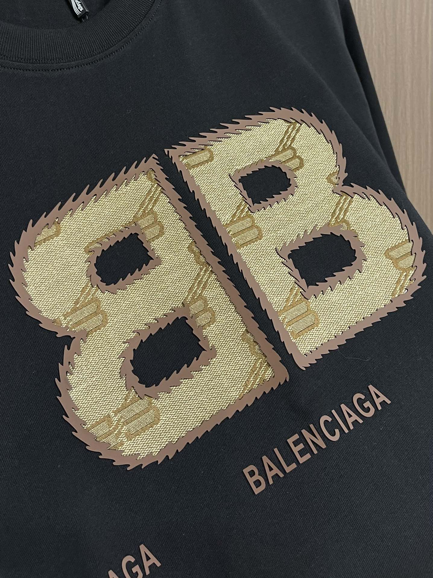 Balenciaga巴黎世家bb刺绣短袖T恤面料采用巴黎zP定织定染全棉双纱精棉克重260克布面干净布纹