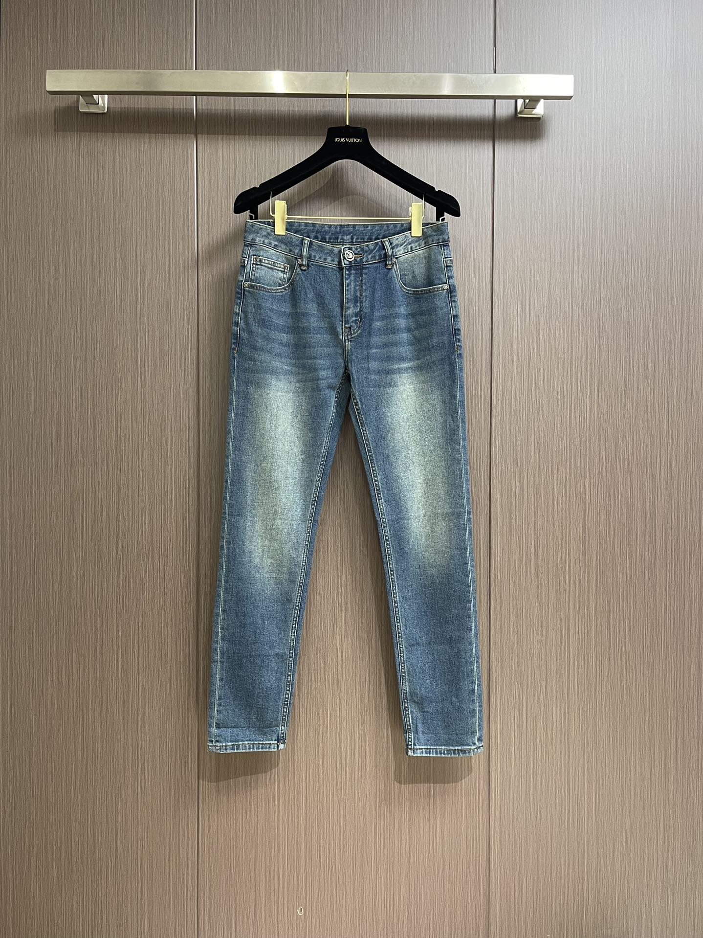 NO:121614,SR Family (Stephen) Early Spring Back Bag Classic Dragon Year Embroidered Denning Jeans, Denning Jeans are essential items in the wardrobe, a tool for daily mixing and styling, exuding natural primitive charm, it is like a work of art,!  Very good tone!  The details are sophisticated and the auxiliary materials are all supplied by foreign merchants. The iconic metal eagle logo is a soul-like existence, demonstrating the high-end feeling of brand details, first-class tailoring, excellent hip lifting and slimming effect, and excellent quality. Size 29-38 No 35 37,,jeans,alexander wang19860909SR家族（史蒂芬） 早春后袋经典龙年刺绣丹宁牛仔裤,丹宁牛仔裤属于衣橱的必备单品,属于日常混搭和造型的利器,散发着天然的原始魅力,它俨然是一种艺术品,！腔调特别足！细节匠心考究,辅料皆为外商客供,标志性金属鹰标属于灵魂式的存在,彰显了品牌细节的高级感,剪裁一流,提臀修身效果绝佳,品相极好.尺码29-38 无35 37,,jeans,alexander wang,Men's clothing