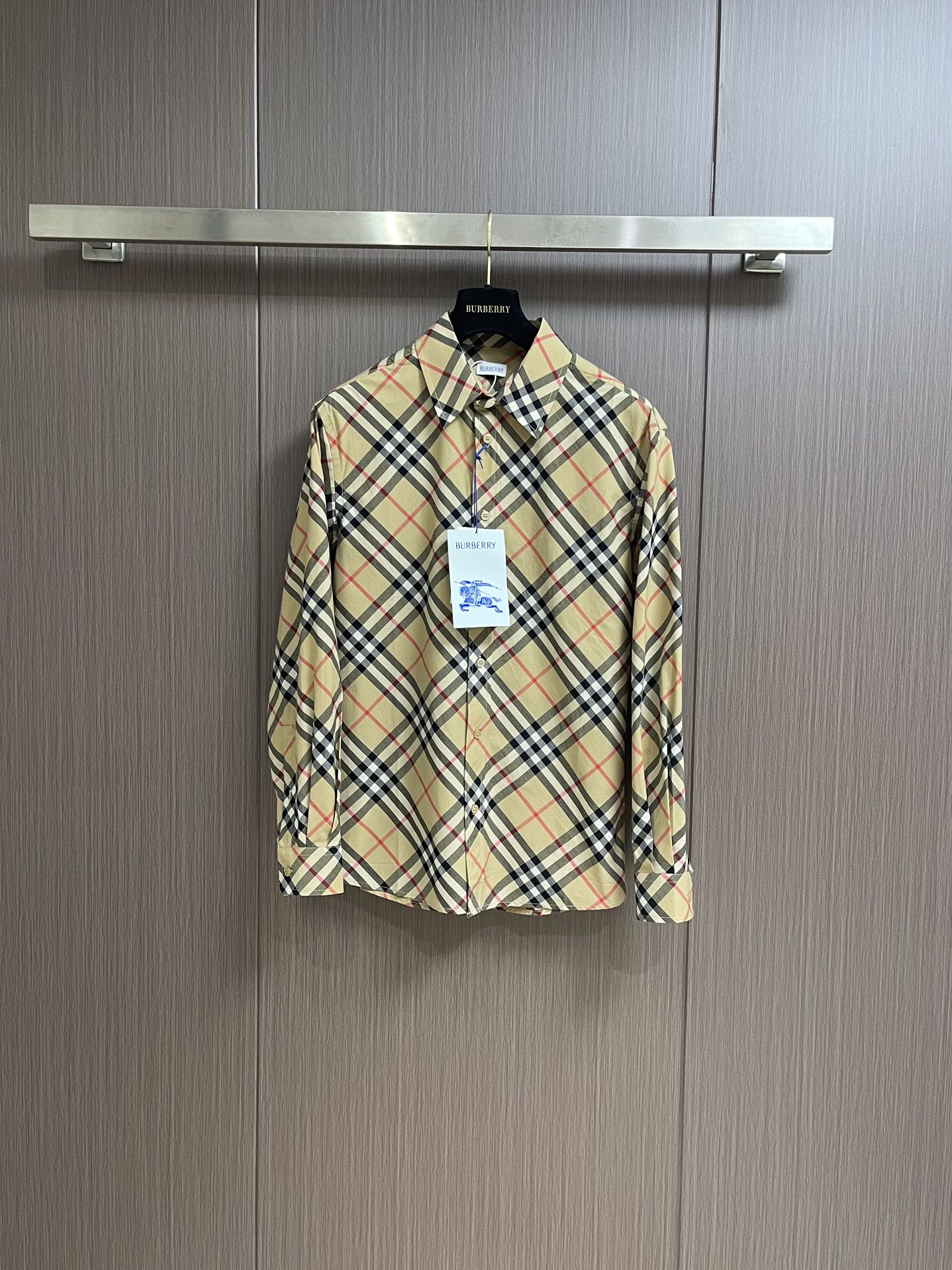 NO:137547,Burberry classic tiled long-sleeved shirt, Italian worsted fabric, paired with mother-of-pearl, is a mollusk living in the ocean. They have a hard shell, which is cleverly used to make buttons. It is not only durable, but also has a unique natural beauty. During the cutting process, special attention will be paid to the size and fine proportions of the body, collar, sleeves, etc. to ensure the coordination and aesthetics of the overall effect. The design of luxury goods is indeed very good, and post-processing is an indispensable part of the production of high-end shirts. During the post-processing process, the shirt will be ironed, shaped, etc. to ensure the flatness and comfort of the shirts. Size S-XL, burberry, shirts, alexander wang19860909Burberry 经典斜格纹长袖衬衫,意大利精纺面料,搭配珍珠母贝,是一种生活在海洋中的软体动物,它们具有硬壳,这硬壳被巧妙地用于制作纽扣,不仅耐用,而且独具一种自然的美感.版型剪裁过程中,会特别注意衣身、领子、袖子等部位的尺寸和精细比例,确保整体效果的协调性和美观性.奢侈品的设计确实非常,后处理是高端衬衫制作中不可或缺的一个环节.在后处理过程中,会对衬衫进行熨烫、定型等处理,以确保衬衫的平整度和舒适现在消费者面前.尺码S-XL,,burberry,shirts,alexander wang,Men's clothing