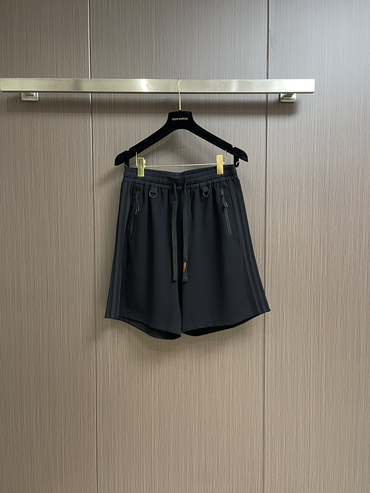 NO:127794,Y3 side zipper sports and casual shorts, simple and wide version of fashionable shorts, comfortable, breathable, soft and skin-friendly. The side zipper design looks particularly eye-catching and full of sporty aura. The elastic and elastic waist-tight design provides comfort and convenience. It is unique without losing elegance. Size M-3XL, shorts, alexander wang19860909Y3 侧拉链运动休闲短裤,简约阔版时尚的短裤 舒适透气柔软亲肤.侧拉链设计显得格外引人注目,运动气场十足.松紧弹力收腰设计提供了舒适,便捷.个性而不失优雅.尺码M-3XL,,shorts,alexander wang,Men's clothing