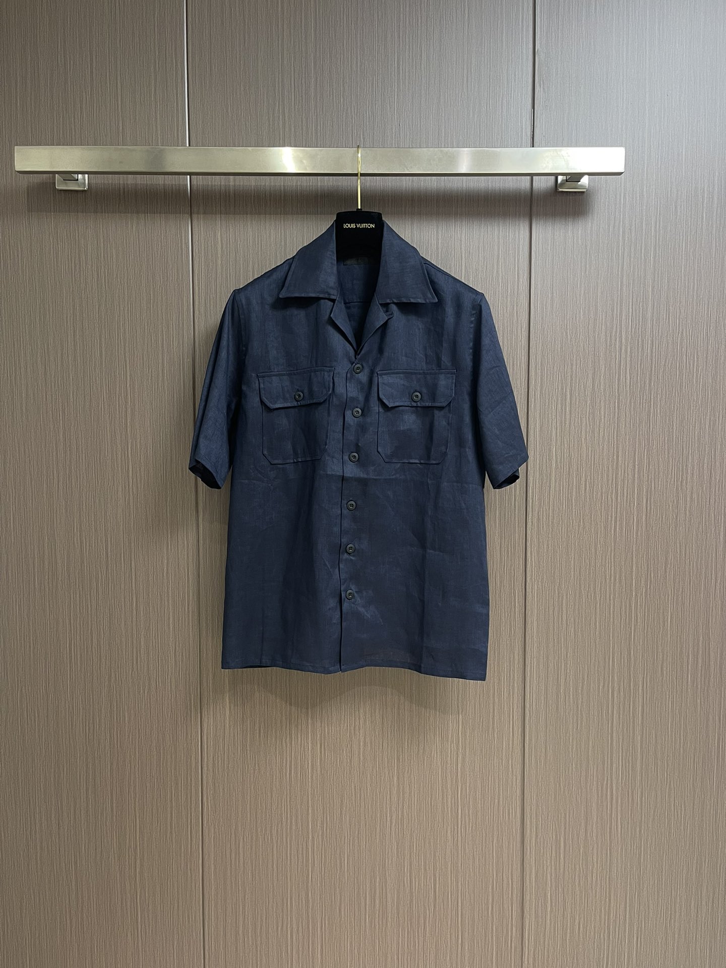 NO:126626,Tops Pants 280 Prada Heavy Industry Washed Natural Hemp French Working Short Sleeve Shirt Casual Pants Set!  New spring and summer casual and versatile trendy strip thin material for men high-end comfortable and breathable colored woven linen work shirt!  This shirt is made of top-quality woven linen material for customer, with super breathable and sweat-absorbing properties, giving you a refreshing and comfortable feeling. The industry's breathable linen fabric is knitted from warp and weft spinning machine twisted and threaded. It has a vivid concave and concave texture and soft and comfortable feel. It is also very outstanding in terms of details. It is tightly lined and seamless. Every buckle is participated by exquisite handwork, with first-class tailoring, and full of high-end feel. The latest men's best workwear choice!  Size S-XL, prada,shirts,T-shirt,alexander wang19860909上衣 裤子280 Prada 重工水洗天然大麻法式工装短袖衬衫休闲裤套装！春夏新款休闲百搭潮流格条薄料男士高端舒适透气色织亚麻材质工装衬衫！此款衬衣采用客供顶级色织亚麻材质打造,拥有着超强的透气吸汗性,给你透心凉的清爽舒适感,业界堪称会呼吸的亚麻布面料,由经纬纺机捻线针织而成,具有生动的凹凸纹理感,手感柔软舒适,在细节方面亦是非常出彩,走线严丝合缝,逢扣由精湛的手工参与,剪裁一流,高级感十足最新男士极品工装之选！尺码S-XL,,prada,shirts,T-shirt,alexander wang,Men's clothing