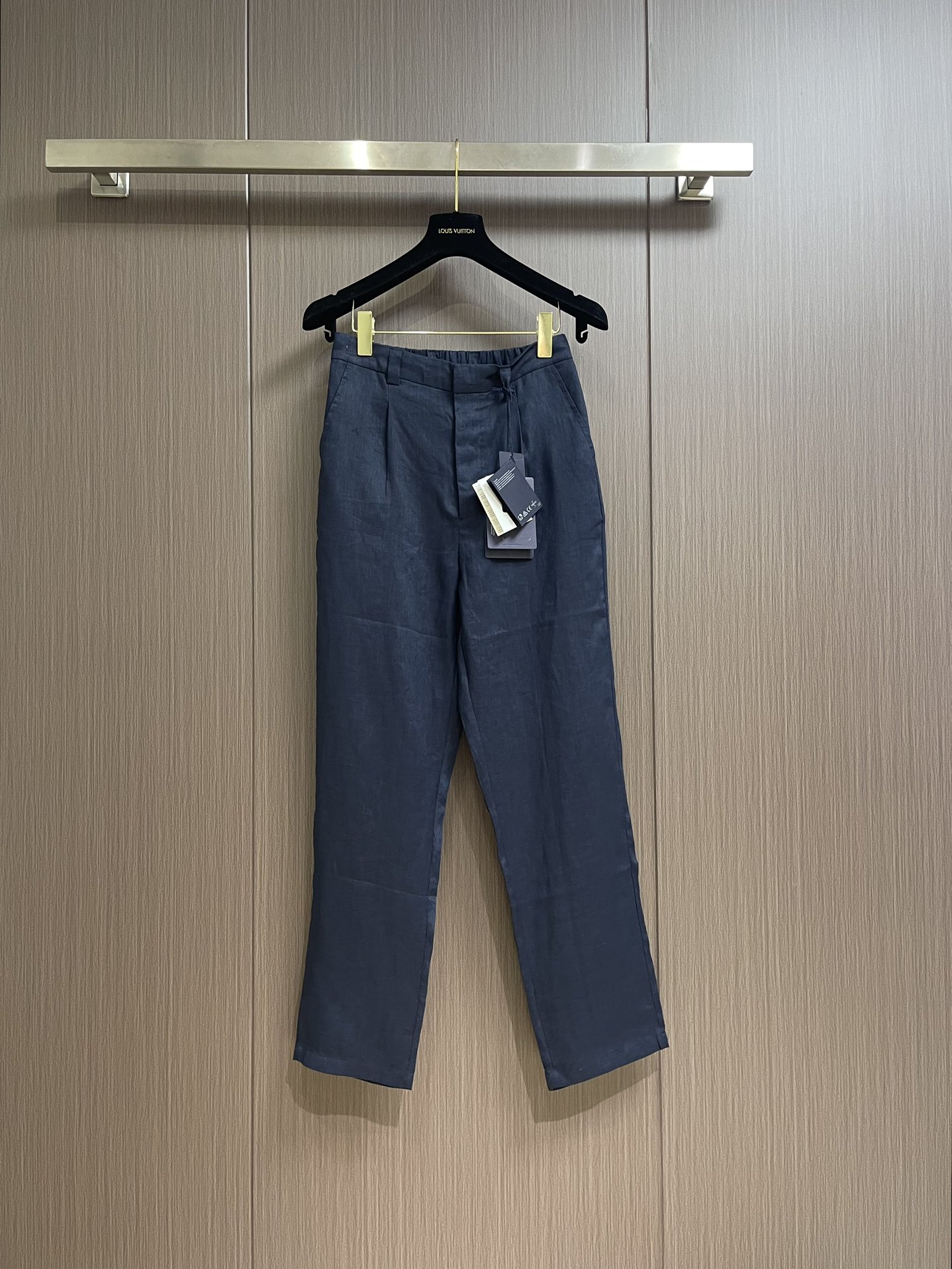 NO:126623,Tops Prada Heavy Industry Washed Natural Hemp French Working Short Sleeve Shirt Casual Pants Set!  New spring and summer casual and versatile trendy strip thin material for men high-end comfortable and breathable colored woven linen work shirt!  This shirt is made of top-quality woven linen material for customer, with super breathable and sweat-absorbing properties, giving you a refreshing and comfortable feeling. The industry's breathable linen fabric is knitted from warp and weft spinning machine twisted and threaded. It has a vivid concave and concave texture and soft and comfortable feel. It is also very outstanding in terms of details. It is tightly lined and seamless. Every buckle is participated by exquisite handwork, with first-class tailoring, and full of high-end feel. The latest men's best workwear choice!  Size S-XL, prada,shirts,T-shirt,alexander wang19860909上衣 裤子 Prada 重工水洗天然大麻法式工装短袖衬衫休闲裤套装！春夏新款休闲百搭潮流格条薄料男士高端舒适透气色织亚麻材质工装衬衫！此款衬衣采用客供顶级色织亚麻材质打造,拥有着超强的透气吸汗性,给你透心凉的清爽舒适感,业界堪称会呼吸的亚麻布面料,由经纬纺机捻线针织而成,具有生动的凹凸纹理感,手感柔软舒适,在细节方面亦是非常出彩,走线严丝合缝,逢扣由精湛的手工参与,剪裁一流,高级感十足最新男士极品工装之选！尺码S-XL,,prada,shirts,T-shirt,alexander wang,Men's clothing