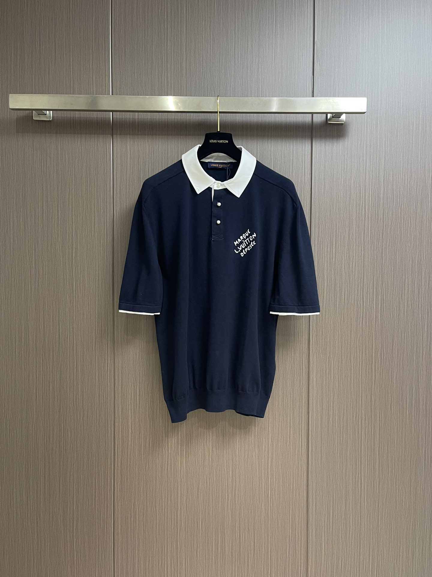 NO:162334,LV ss Spring and Summer new polo shirt is made of delicate knitted cotton POLO, showing the tailor style with a formal shirt collar. Front embroidery marque l.vuitton deposee logo, pearlescent buttons at the top present 1v letters, which can easily integrate into classic nautical shapes. Size S-XL,,louis vuitton,shirts,alexander wang19860909LV ss春夏新款马球衫取材细腻针织棉质针织POLO,以正装衬衫领彰显精裁风范.正面刺绣 marque l.vuitton deposee 标识,顶端珠光纽扣呈现 1v 字母,可轻松融入经典航海造型.尺码S-XL,,louis vuitton,shirts,alexander wang,Men's clothing