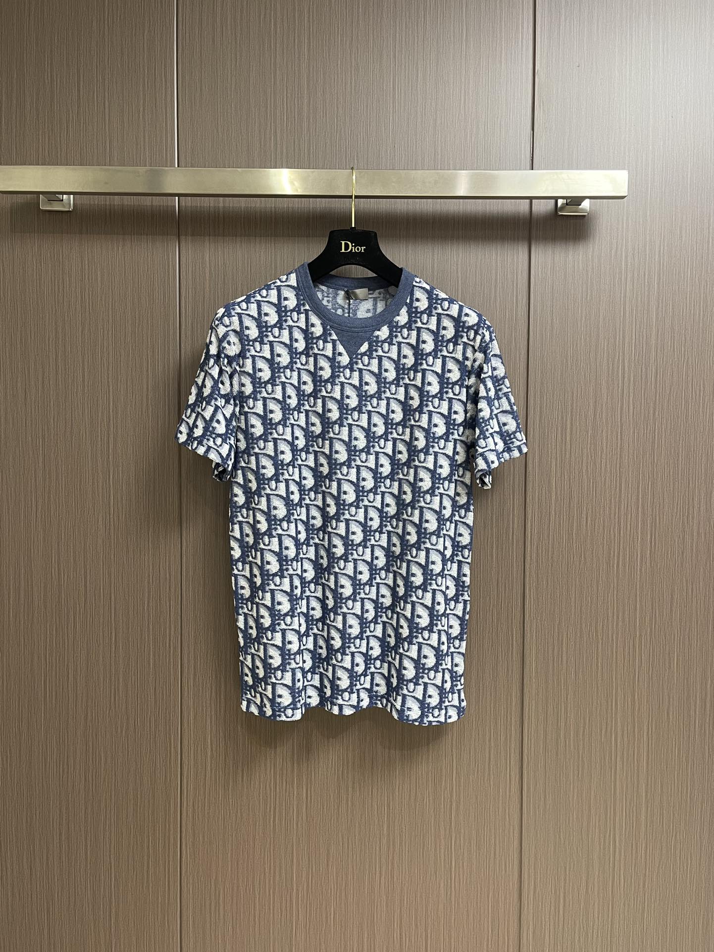 NO:162323,Dior jacquard full-print knitted short-sleeved T-shirt, cotton-blend wool jersey fabric, this model comes from the 2024 beachwear limited series, highlights the classic obliaue flowers, paired with S-patterned round neck and s-patterned thread, unique, decorated with oblique prints throughout the body, ribbed round neck and v-patterned thread, customized accessories, complete three standards, can control various styling styles, the same style as men and women!  Size S-XL, Dior, T-shirt,tees, t-shirt,alexander wang19860909Dior 提花满印针织短袖T恤,棉质混纺毛圈平纹针织面料,这款来自二零二四沙滩装限定系列,突显经典的 obliaue花,搭配s纹圆领和缉面线,别具一格,通体饰以 oblique 印花,罗纹圆领搭配v形缉面线,定制辅料,三标齐全,能驾驭各种造型风格,男女同款！尺码S-XL,,dior,T-shirt,tees，t-shirt,alexander wang,Men's clothing