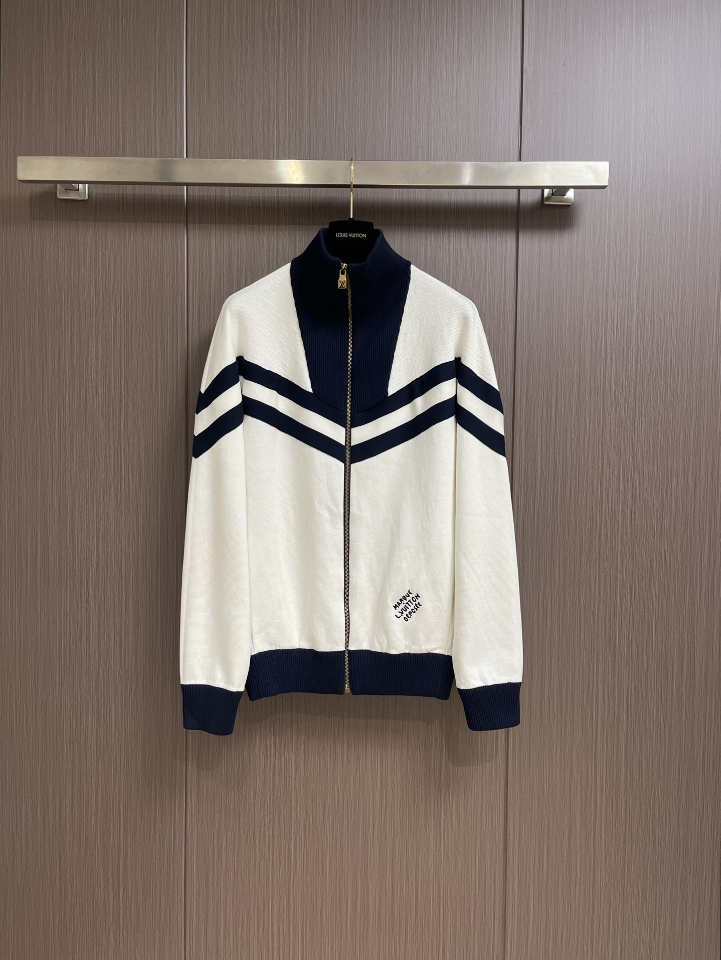 NO:563739,LV's new cotton knitted belted jacket draws inspiration from nautical uniforms. Webbing is used to construct a modern pattern on the upper part and sleeves, and the epi-effect jacquard texture is used to enrich the texture of the shoulders, injecting elegance into the sporty silhouette. The ribbed high collar resists the sea breeze, and the embroidered logo highlights an elegant atmosphere. Sizes S-XL, Louis Vuitton, jackets & coats, alexander wang19860909LV 新款棉质针织束腰夹克,向航海制服汲取灵感,以织带构筑上部和衣袖的摩登图案,再以 epi 效果提花织纹丰富肩部纹理,为运动廓形注入考究风尚.罗纹高领抵御海风侵袭,刺绣标识彰显雅致气息.尺码S-XL,,louis vuitton,jackets & coats,alexander wang,Men's clothing