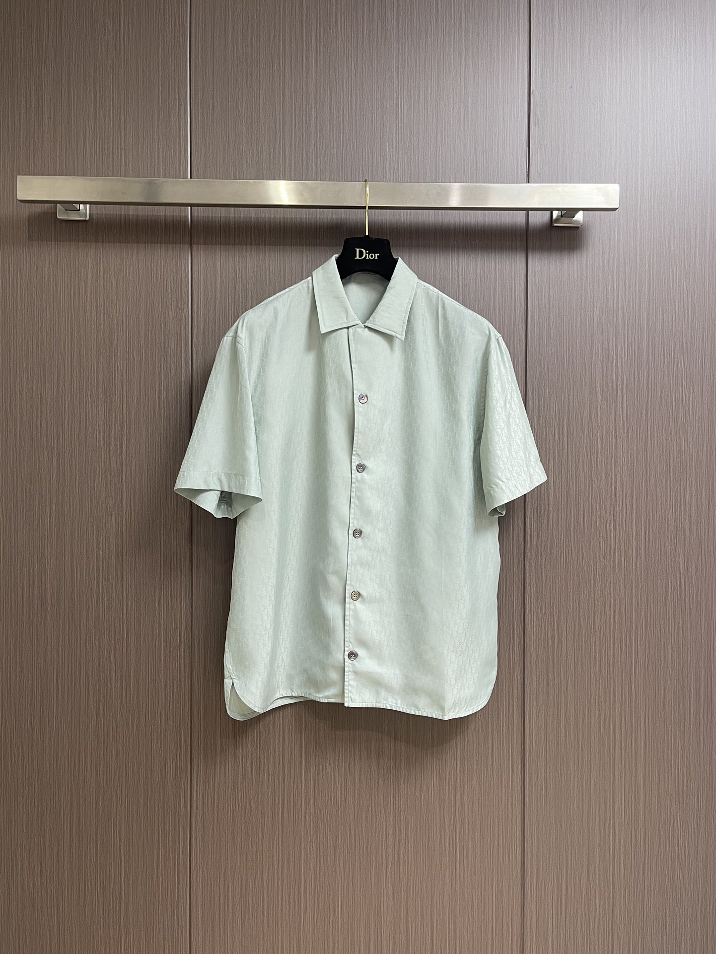 NO:139928,Tops, pants, Dior, mulberry silk and cotton blended jacquard fabric short-sleeved shirt and shorts suit, oblique print, this beachwear limited series highlights the classic oblique print. Customized mulberry silk fabric, fabric composition 53% mulberry silk 47% cotton, the upper body is very cool, comfortable, and smooth. Three-dimensional cut, mulberry silk and cotton blended jacquard fabric is carefully crafted, matched with wreath collar and arc bottom edge design, showing casual style. Three-standard can be worn with matching sets to create a delicate summer look, everyday and versatile casual fashion. Top 39-40-41-32 Pants S-XL,,dior, shorts,shirts,T-shirt,alexander wang19860909上衣 裤子 Dior 桑蚕丝和棉质混纺提花面料短袖衬衫短裤套装,oblique 印花这款来沙滩装限定系列,突显经典的 oblique 印花.定制桑蚕丝面料,面料成份53％桑蚕丝 47％棉 ,上身非常凉爽 舒适,手感顺滑 立体裁剪,桑蚕丝和棉质混纺提花面料精心制作,搭配戗驳领和圆弧式底边设计,彰显休闲风范.三标齐 可与配套的搭配穿着,打造精致的夏日造型,日常百搭休闲时尚.上衣39-40-41-32 裤子S-XL,,dior,shorts,shirts,T-shirt,alexander wang,Men's clothing