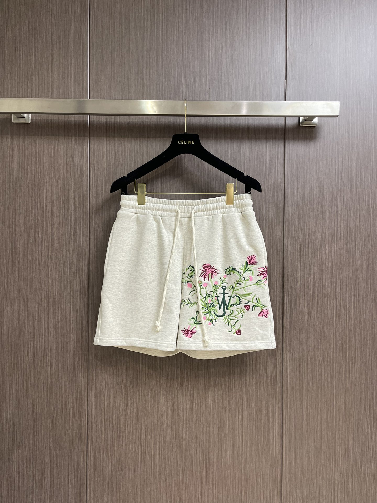 NO:149584,jw anderson SS floral embroidered cotton shorts, imported dedicated line embroidery, high-tech customization on both sides of the trouser pockets, only the highest-end shorts. Size S-XL, shorts, alexander wang19860909jw anderson SS花卉刺绣棉质短裤,采用进口专线刺绣 两边裤袋做工高工艺定制,只做最高端的短裤.尺码S-XL,,shorts,alexander wang,Men's clothing